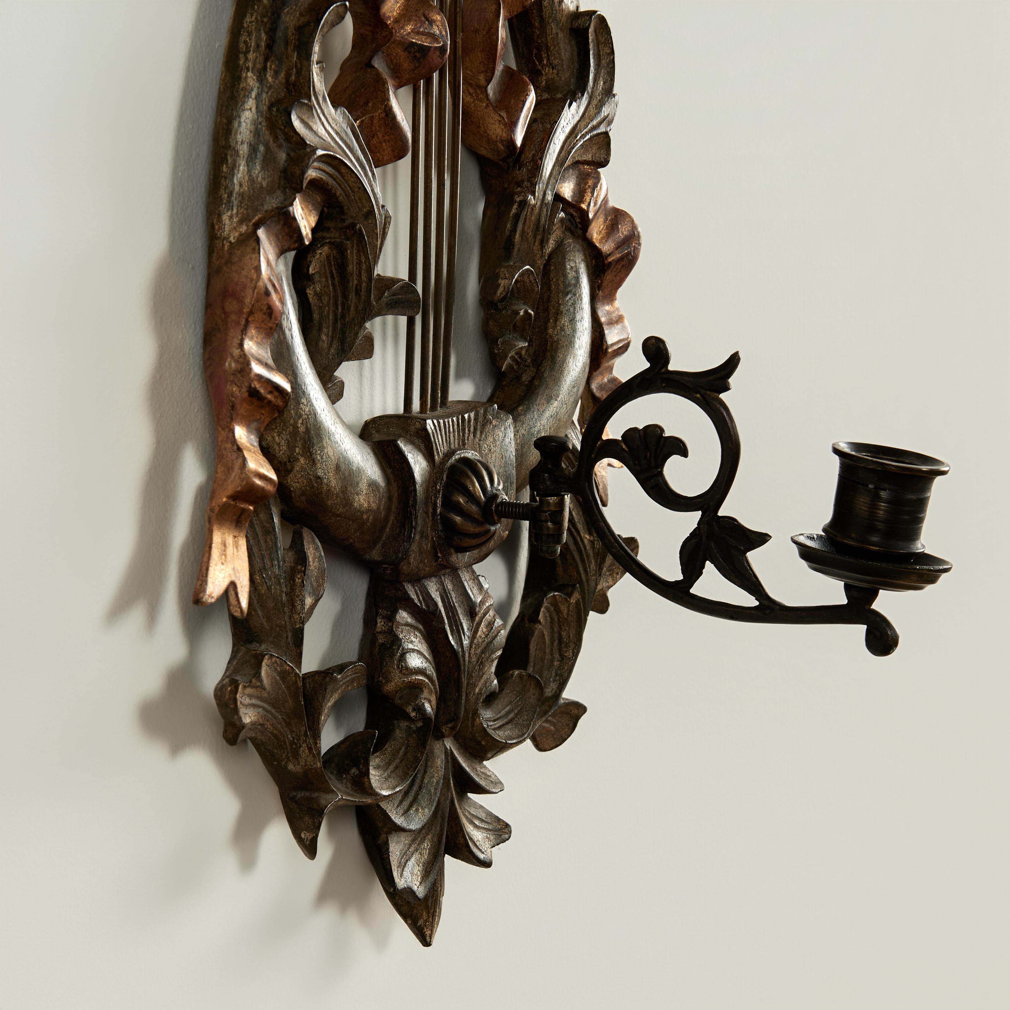 20ième siècle Anciennes appliques murales italiennes en bois sculpté à la lyre et au ruban doré en vente