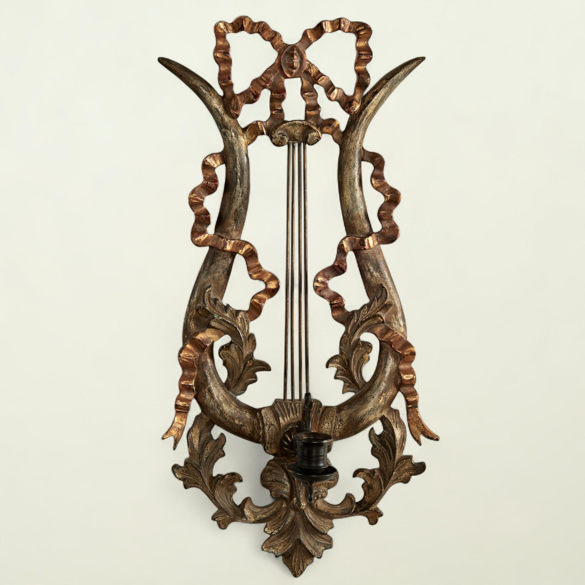 Laiton Anciennes appliques murales italiennes en bois sculpté à la lyre et au ruban doré en vente