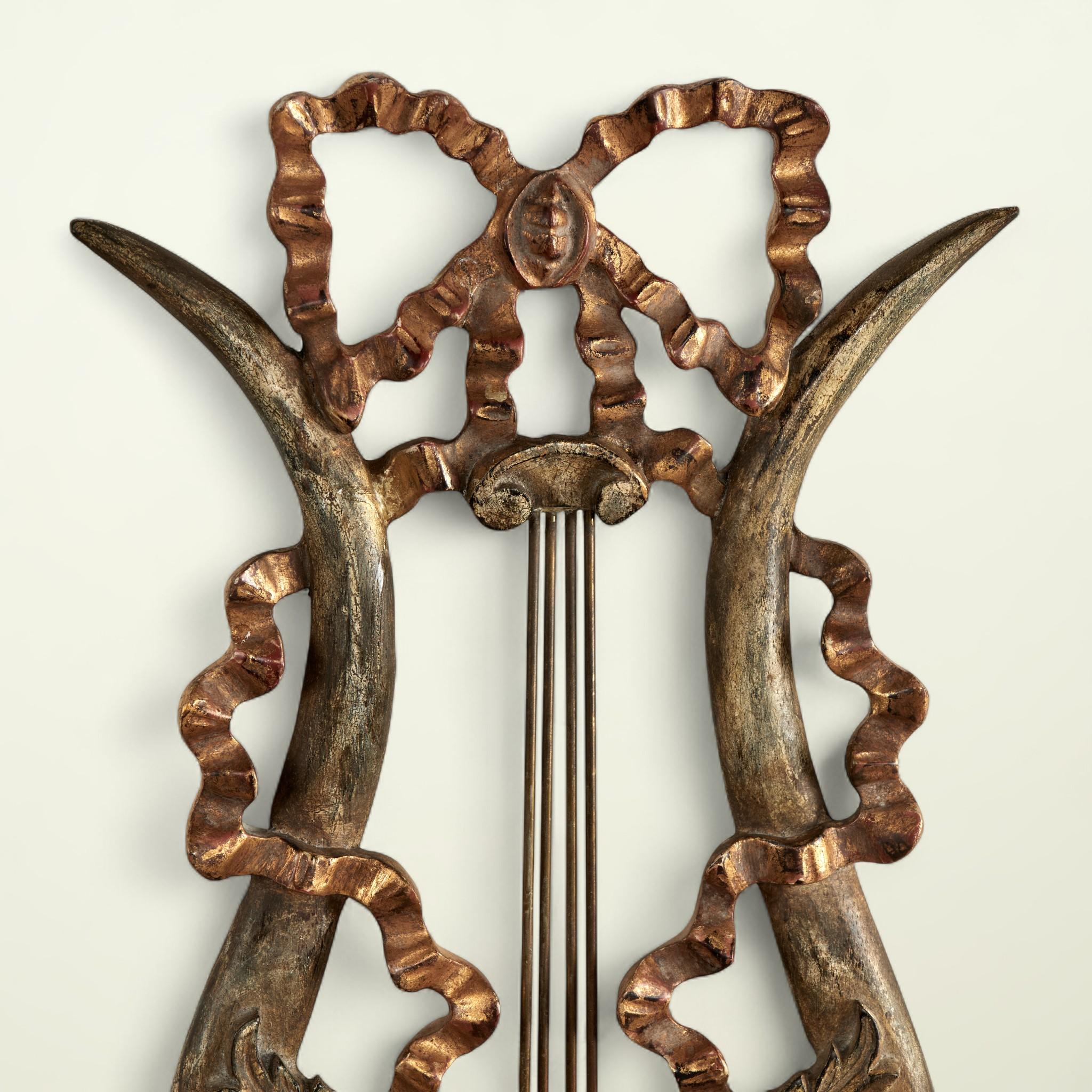 Anciennes appliques murales italiennes en bois sculpté à la lyre et au ruban doré en vente 1