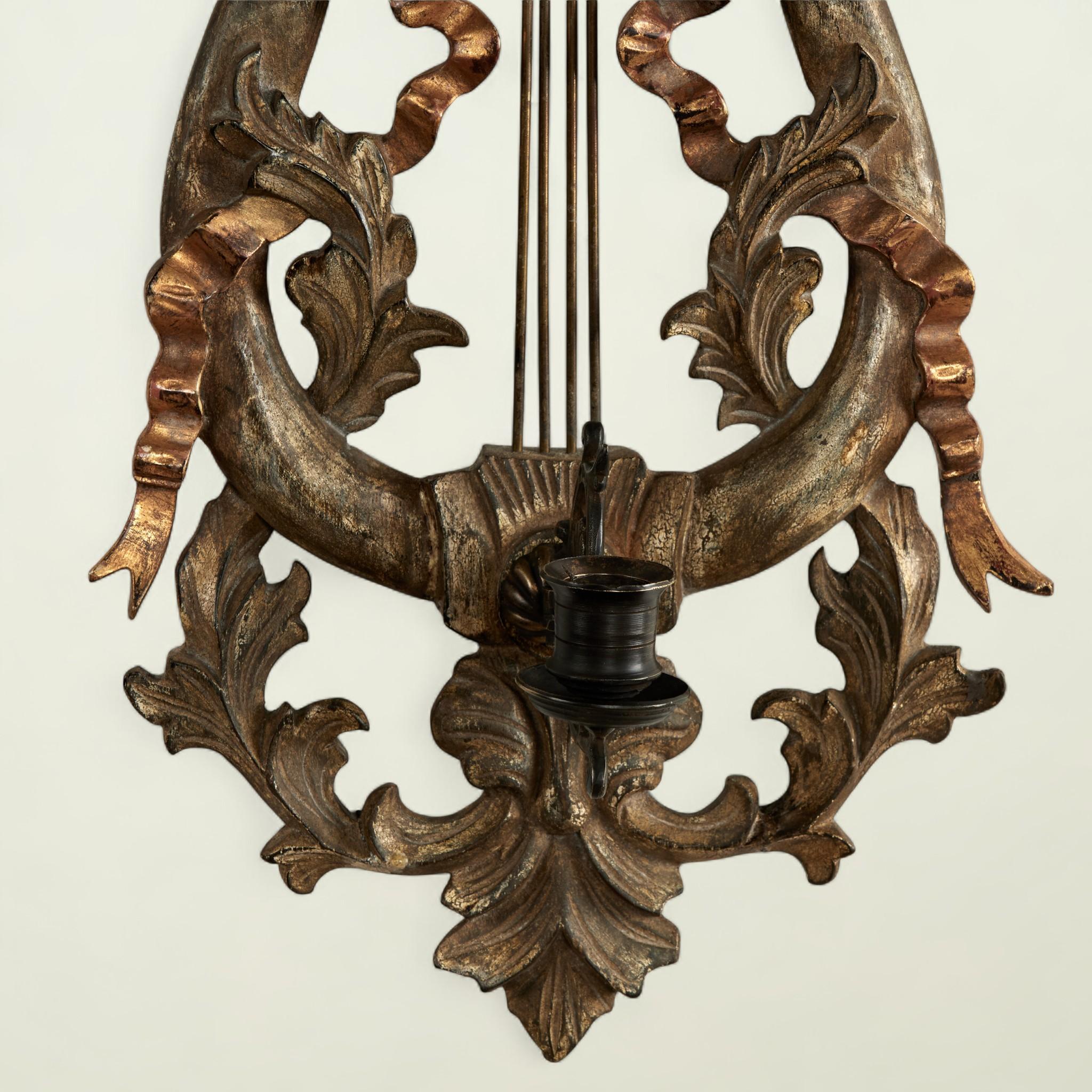 Anciennes appliques murales italiennes en bois sculpté à la lyre et au ruban doré en vente 2