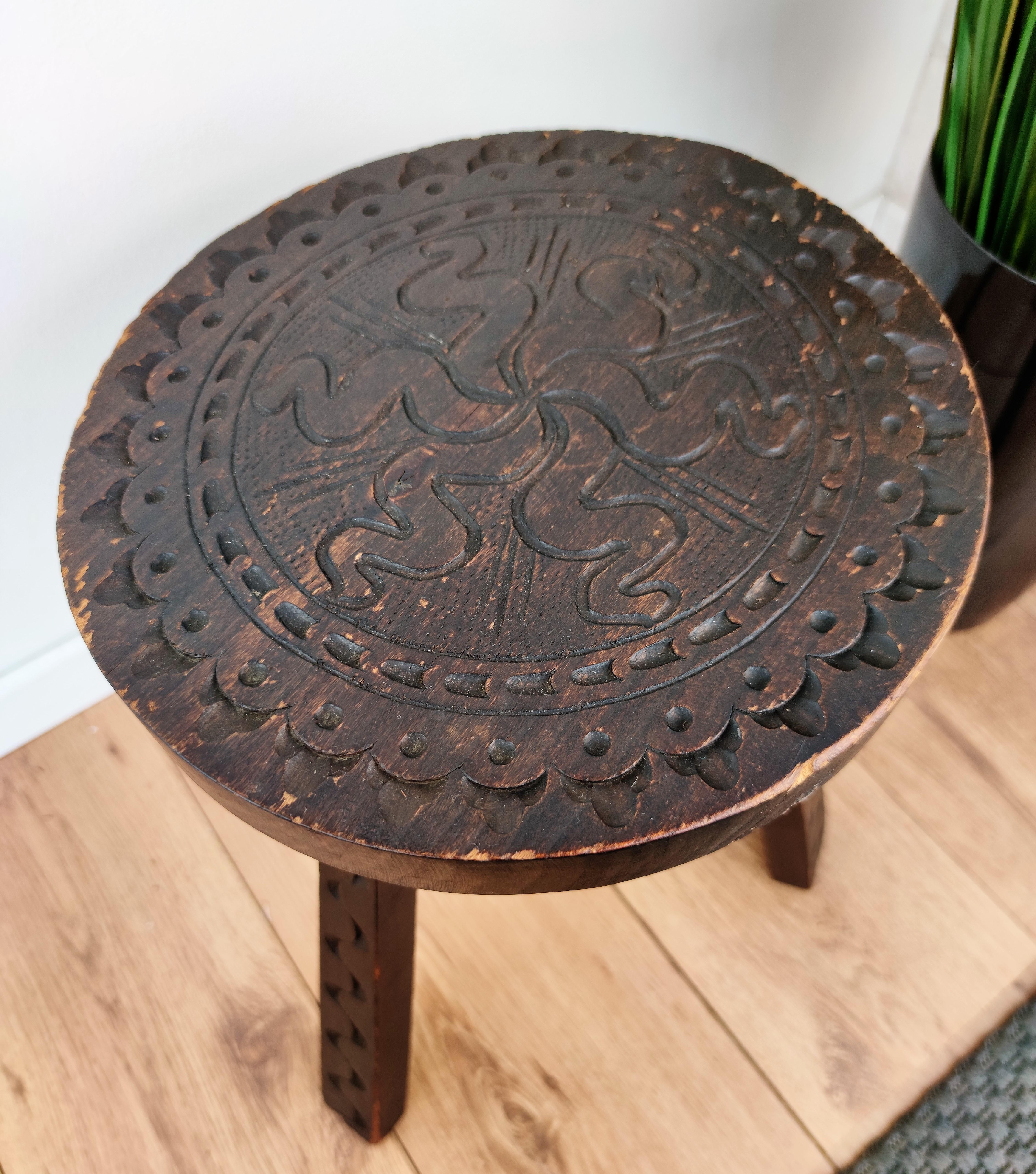 Ancien tabouret de chaise à trois pieds ronds italien en bois sculpté Bon état - En vente à Carimate, Como