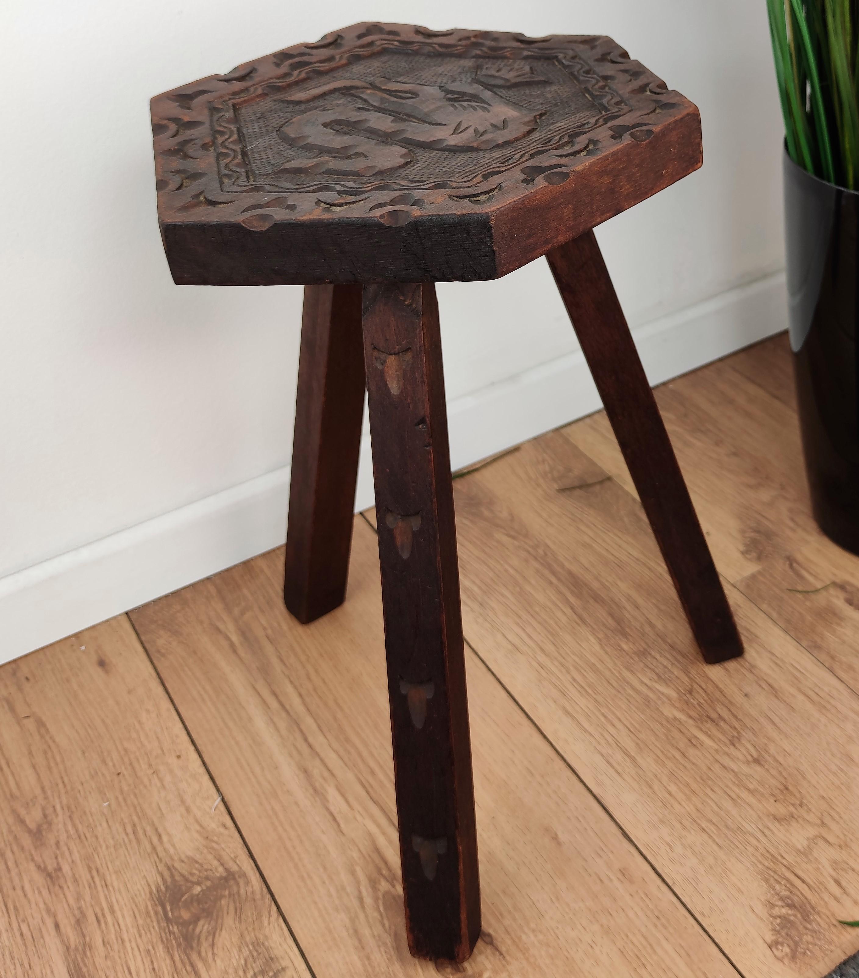 Ancien tabouret de chaise à trois pieds en bois sculpté italien Bon état - En vente à Carimate, Como