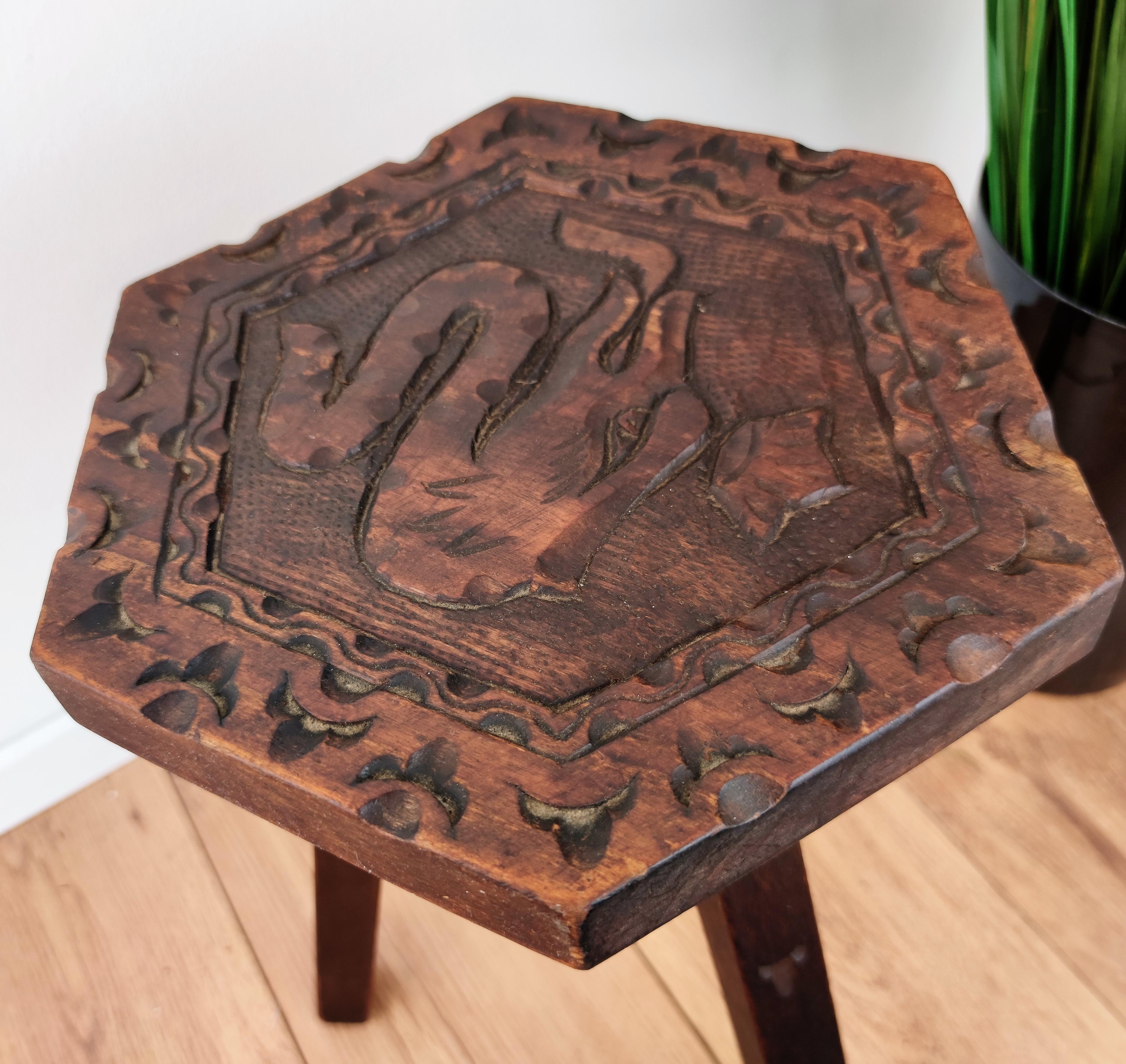 Bois Ancien tabouret de chaise à trois pieds en bois sculpté italien en vente