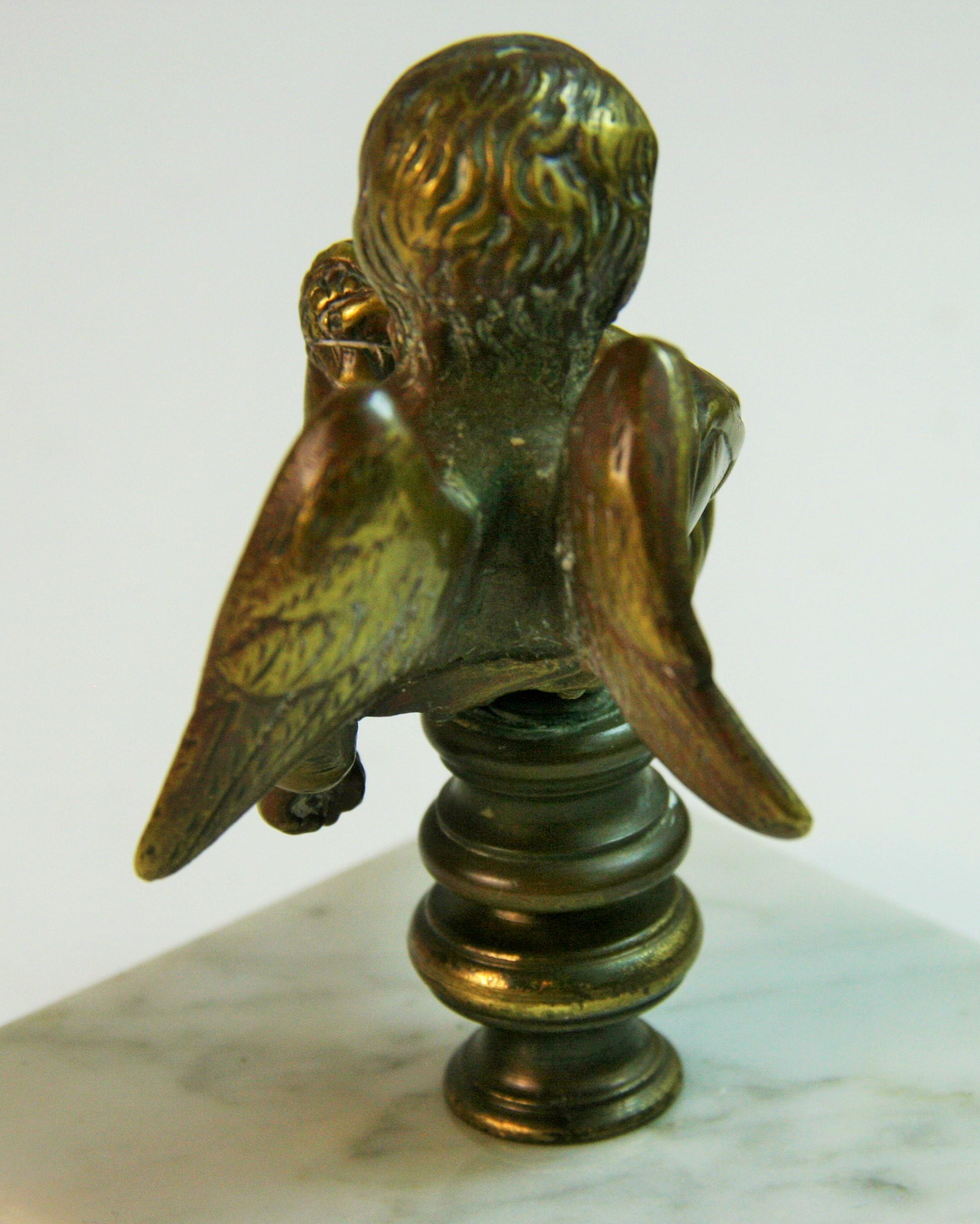 Antigua escultura italiana de bronce fundido y mármol Putto en venta 5