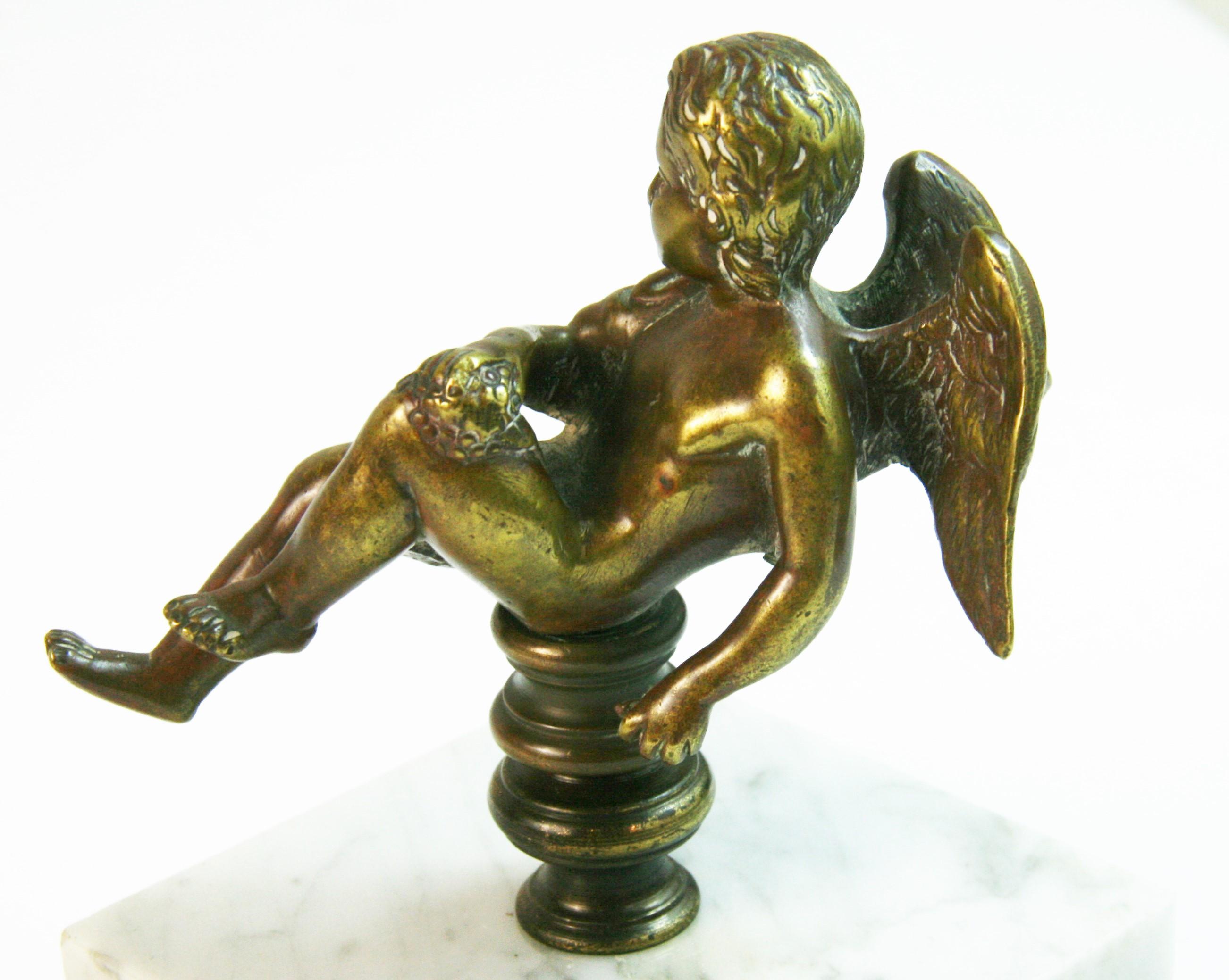 Antigua escultura italiana de bronce fundido y mármol Putto en venta 6