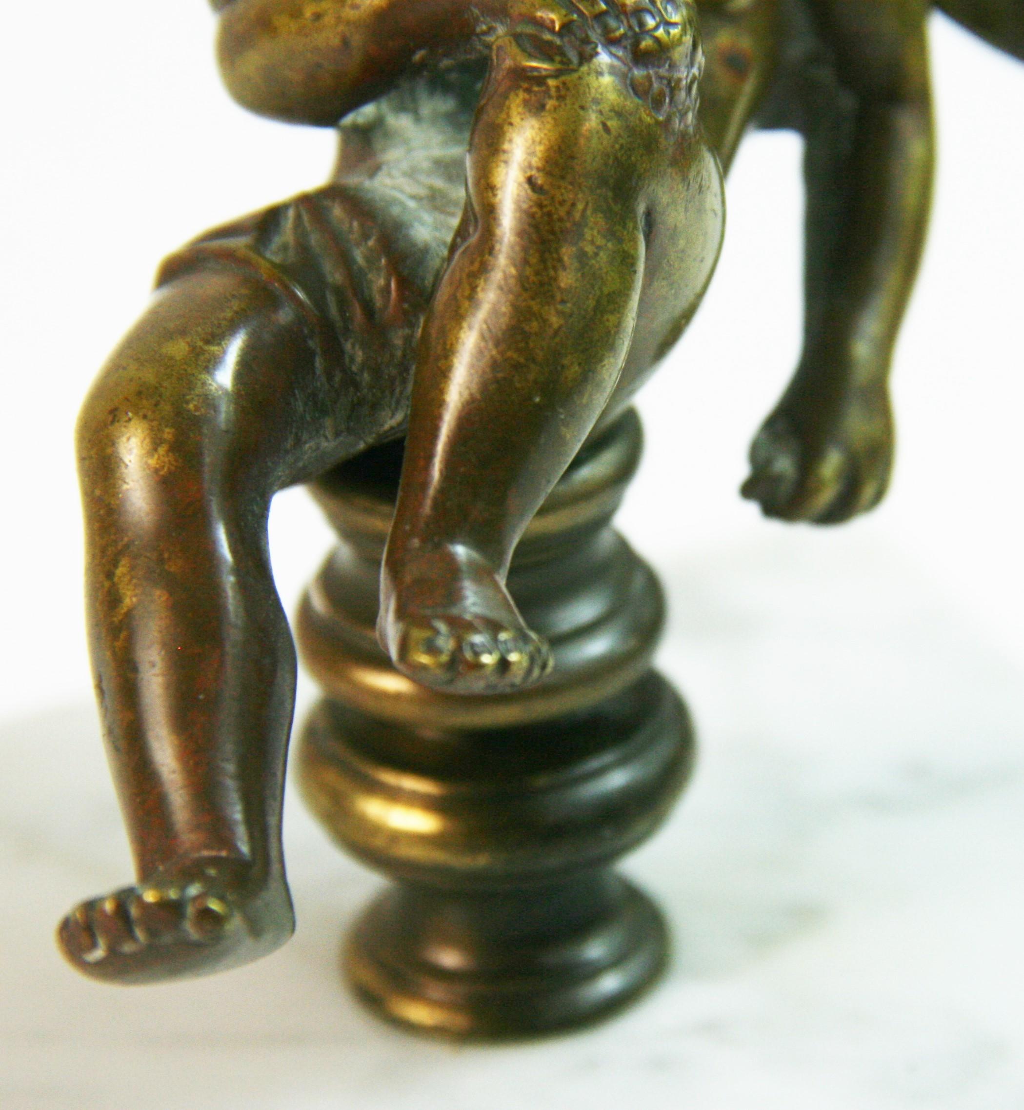 Antigua escultura italiana de bronce fundido y mármol Putto en venta 7