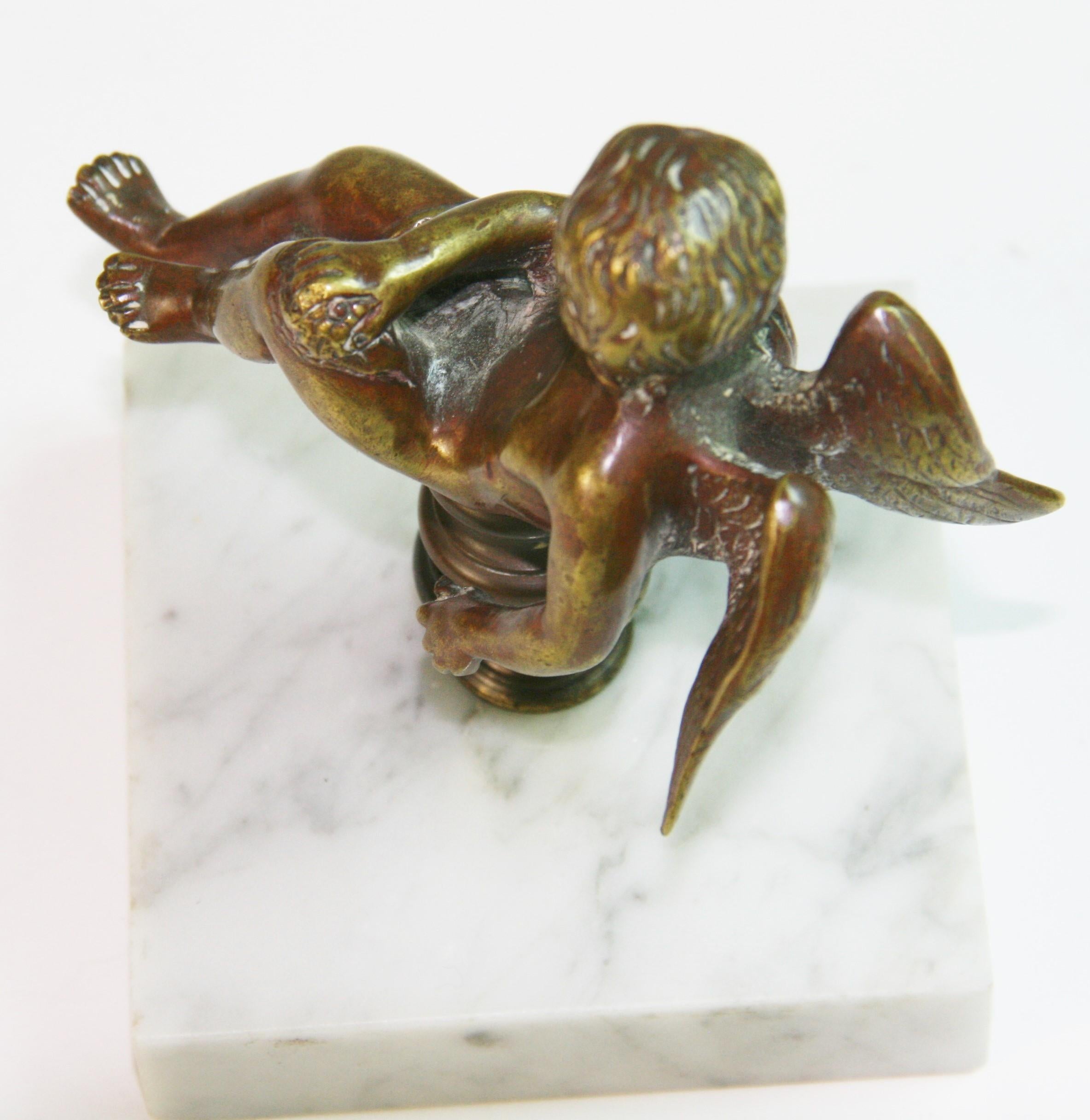Antigua escultura italiana de bronce fundido y mármol Putto en venta 8