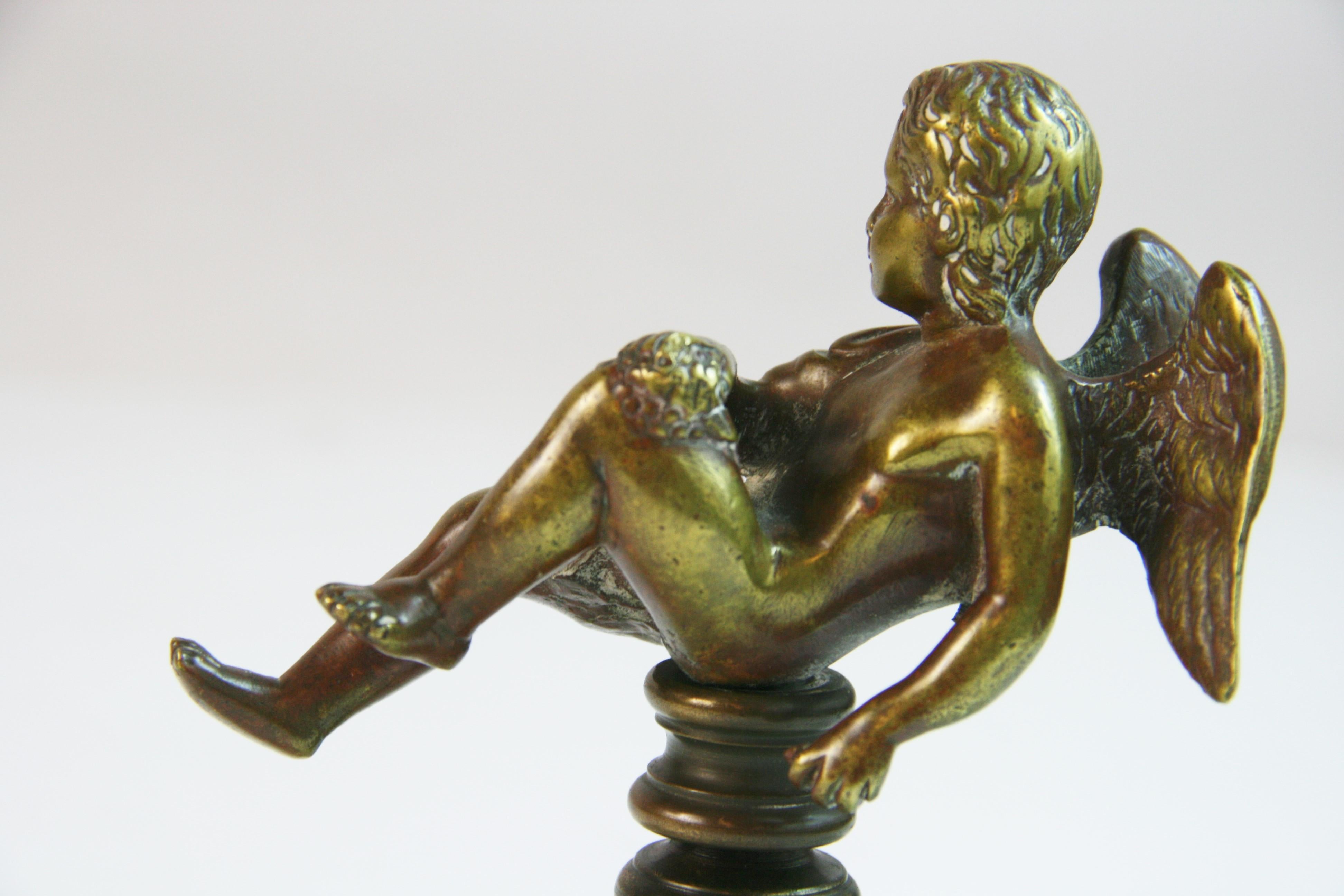Antigua escultura italiana de bronce fundido y mármol Putto en venta 9