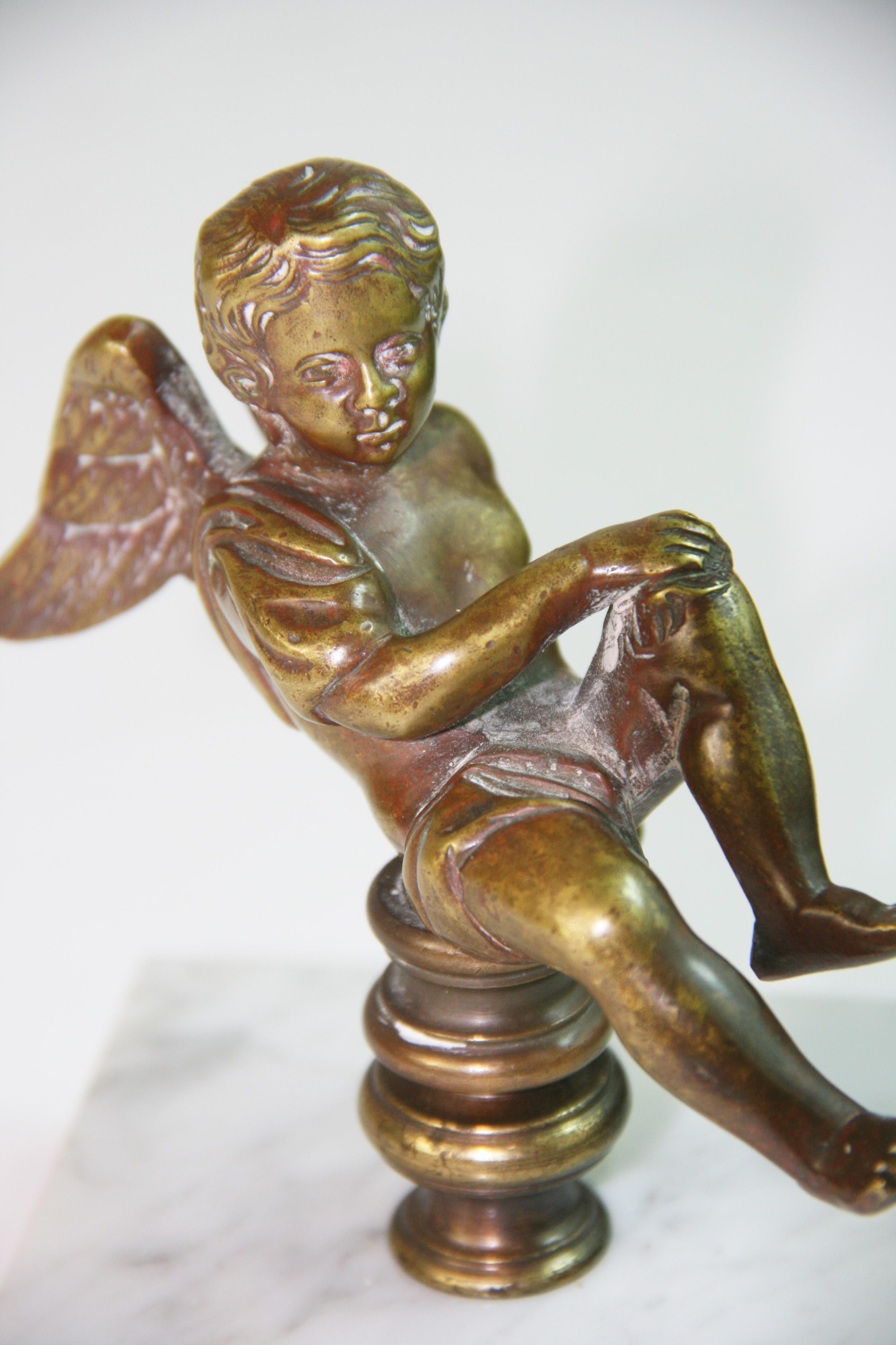 Antigua escultura italiana de bronce fundido y mármol Putto Bronce en venta