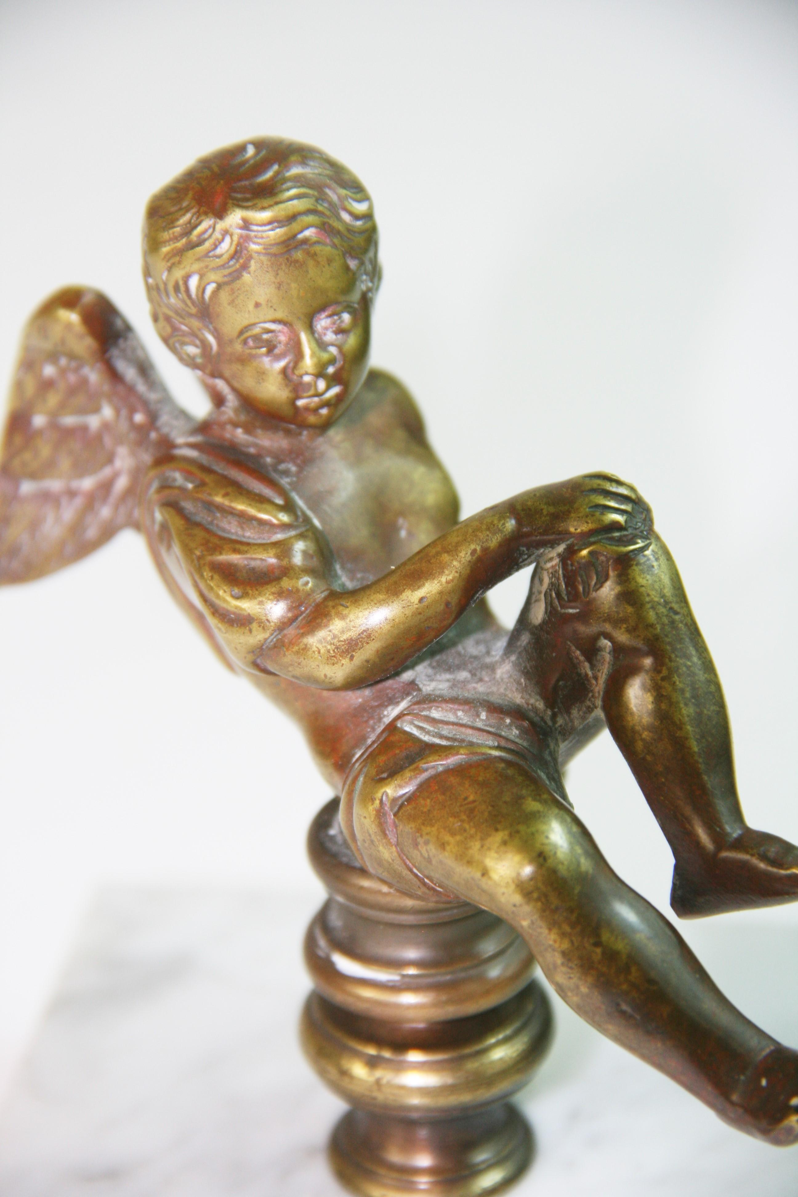 Antigua escultura italiana de bronce fundido y mármol Putto en venta 1