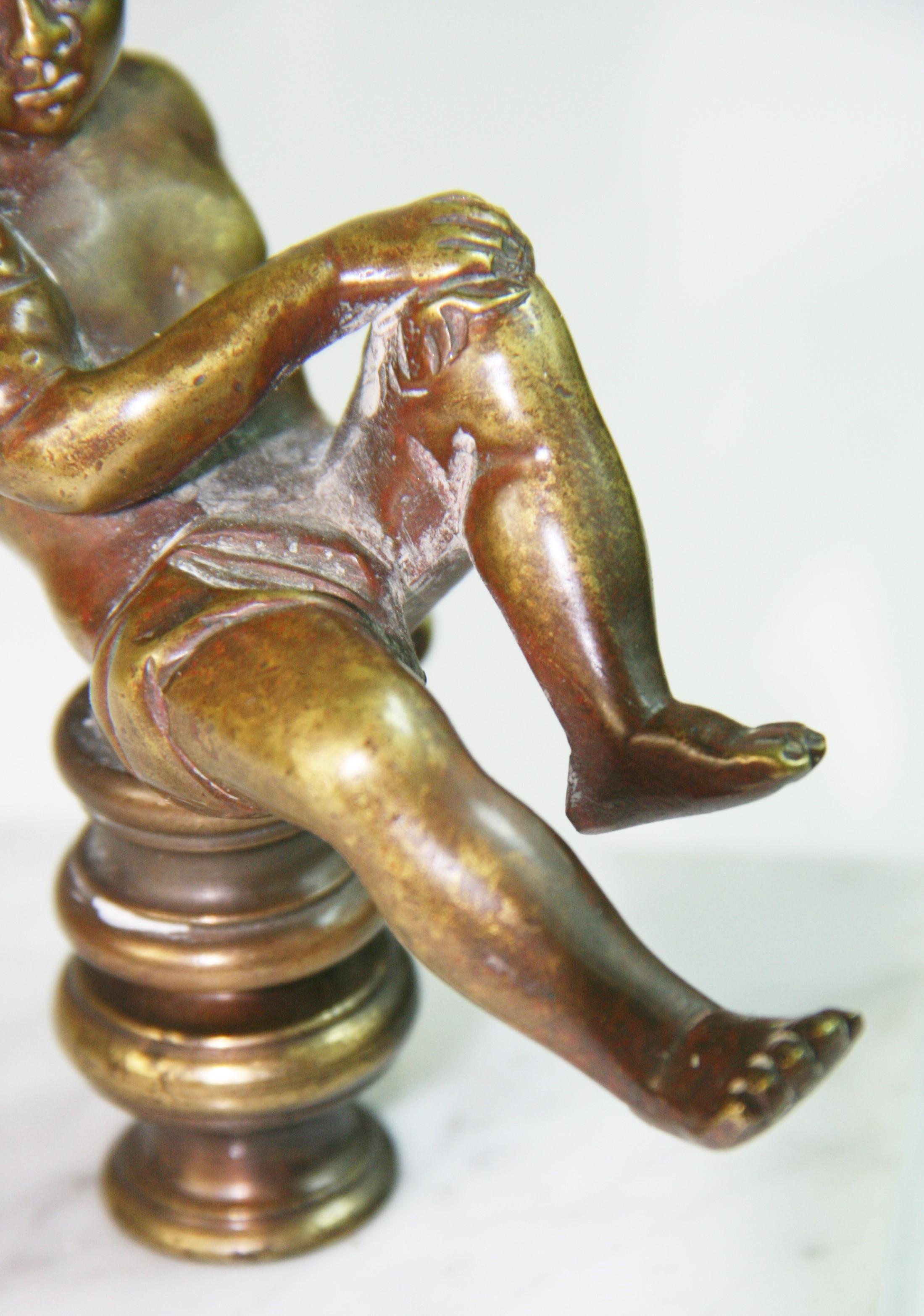 Antigua escultura italiana de bronce fundido y mármol Putto en venta 2