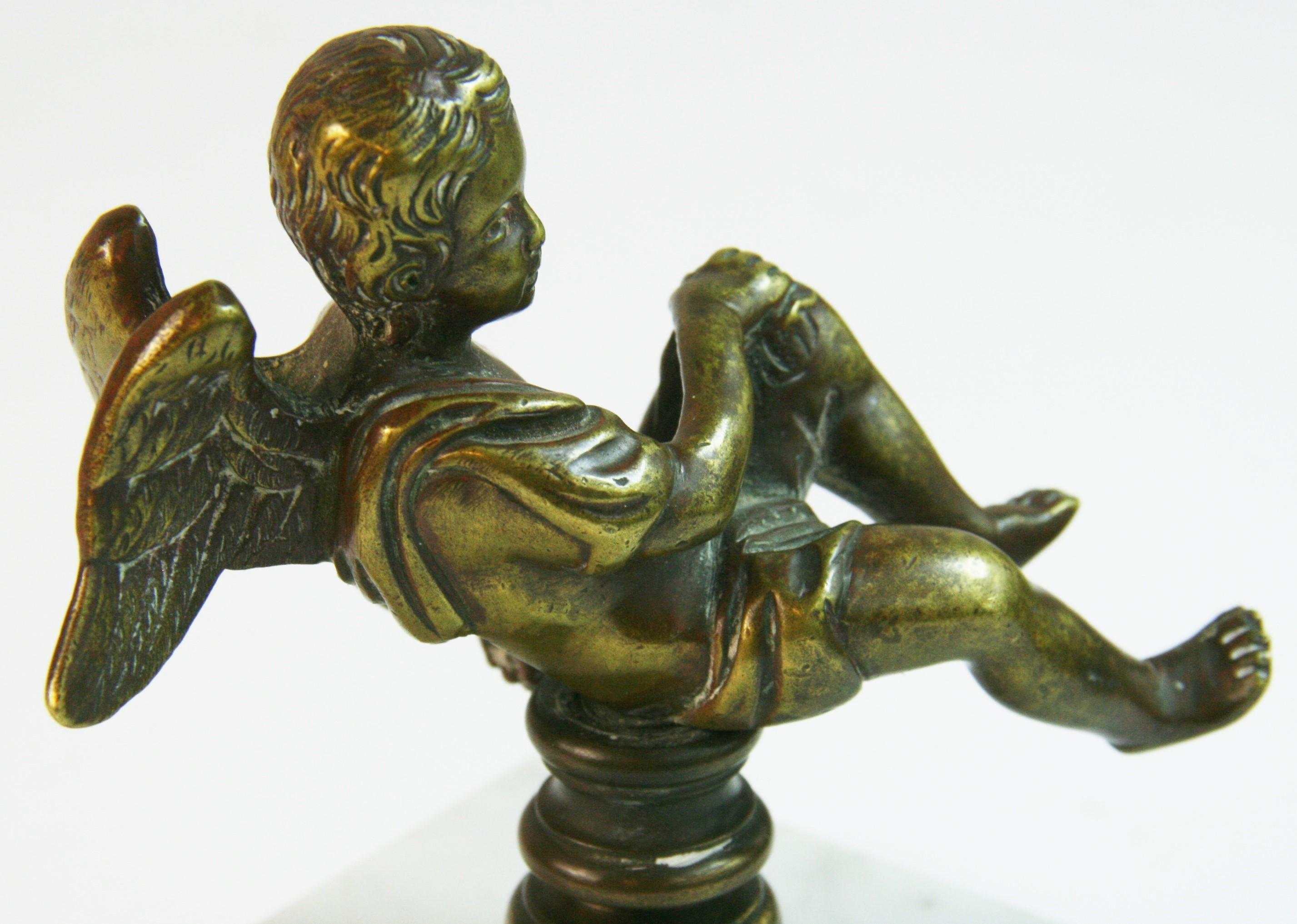 Antigua escultura italiana de bronce fundido y mármol Putto en venta 3