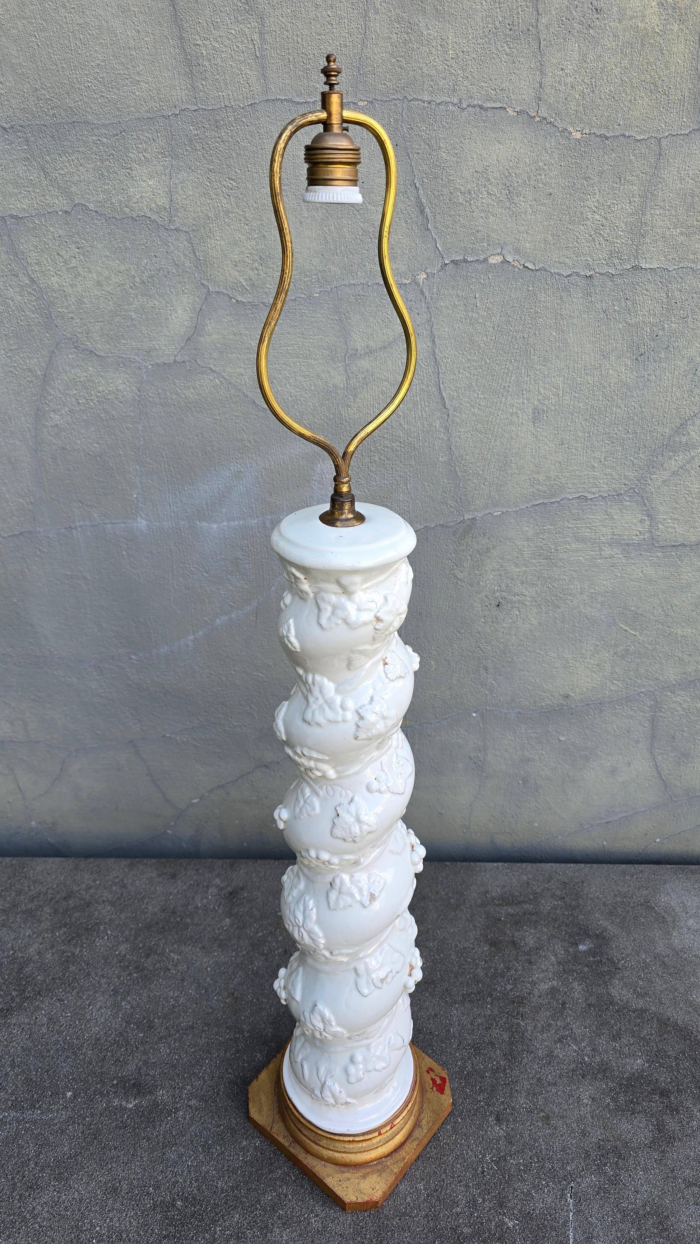 Antique Italian Ceramic Lamp Base in Rococo Revival Style Glaseado en venta