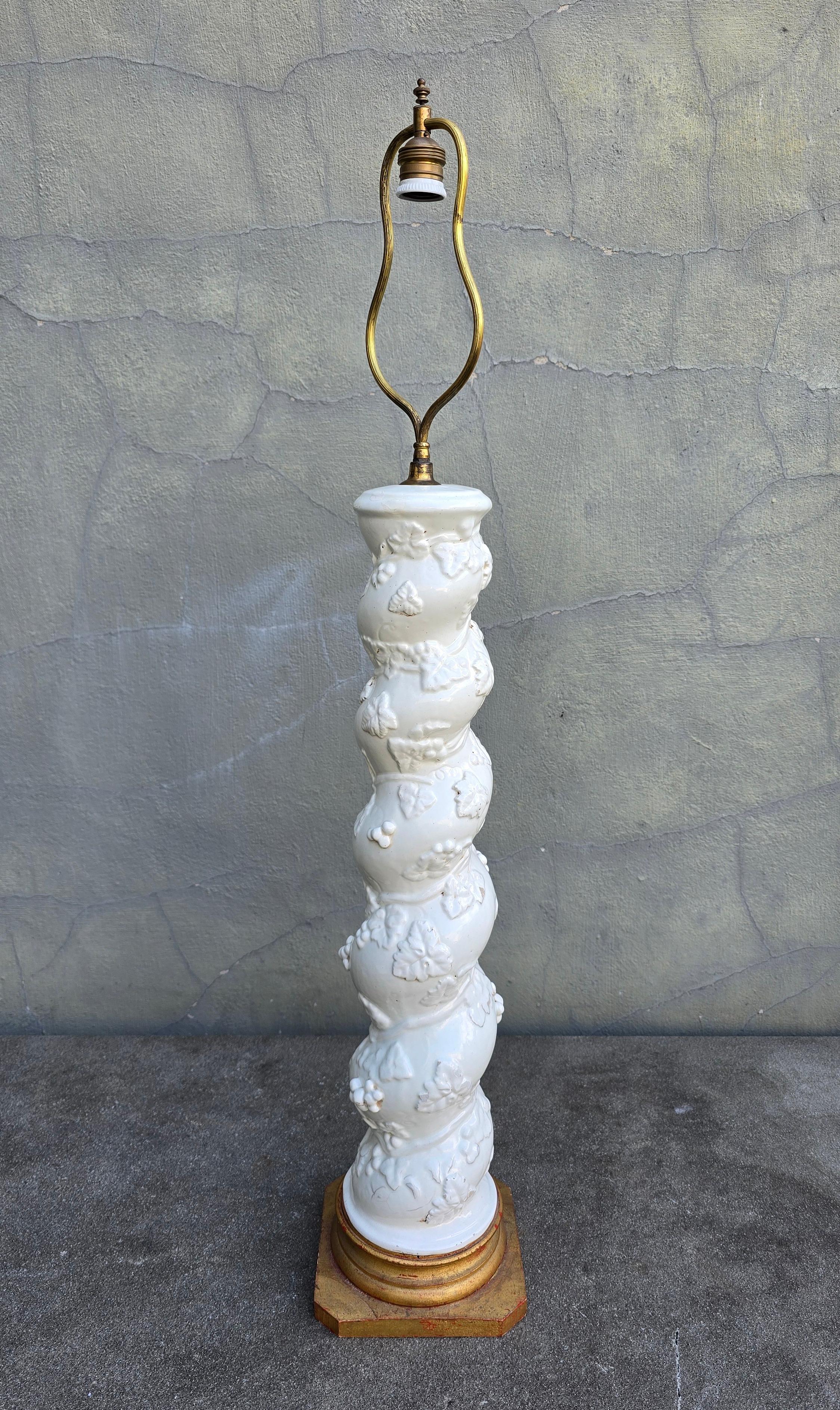 Antique Italian Ceramic Lamp Base in Rococo Revival Style en Bueno estado para la venta en Antwerp, BE