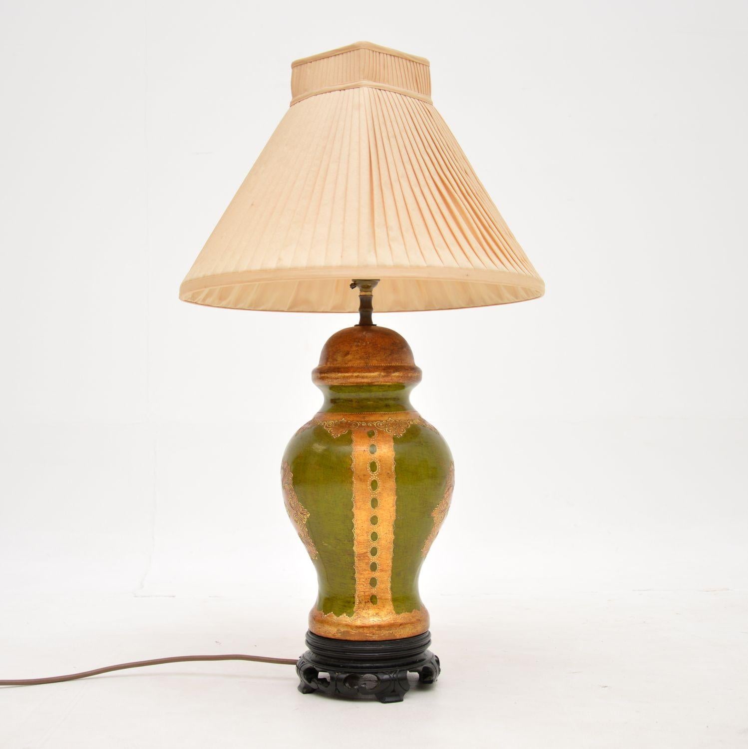 Une belle lampe de table italienne vintage en céramique, très typique du style vénitien. Fabriqué en Italie, il date des années 1960.

Il est d'une qualité exceptionnelle et est magnifiquement peint à la main dans des tons dorés et
