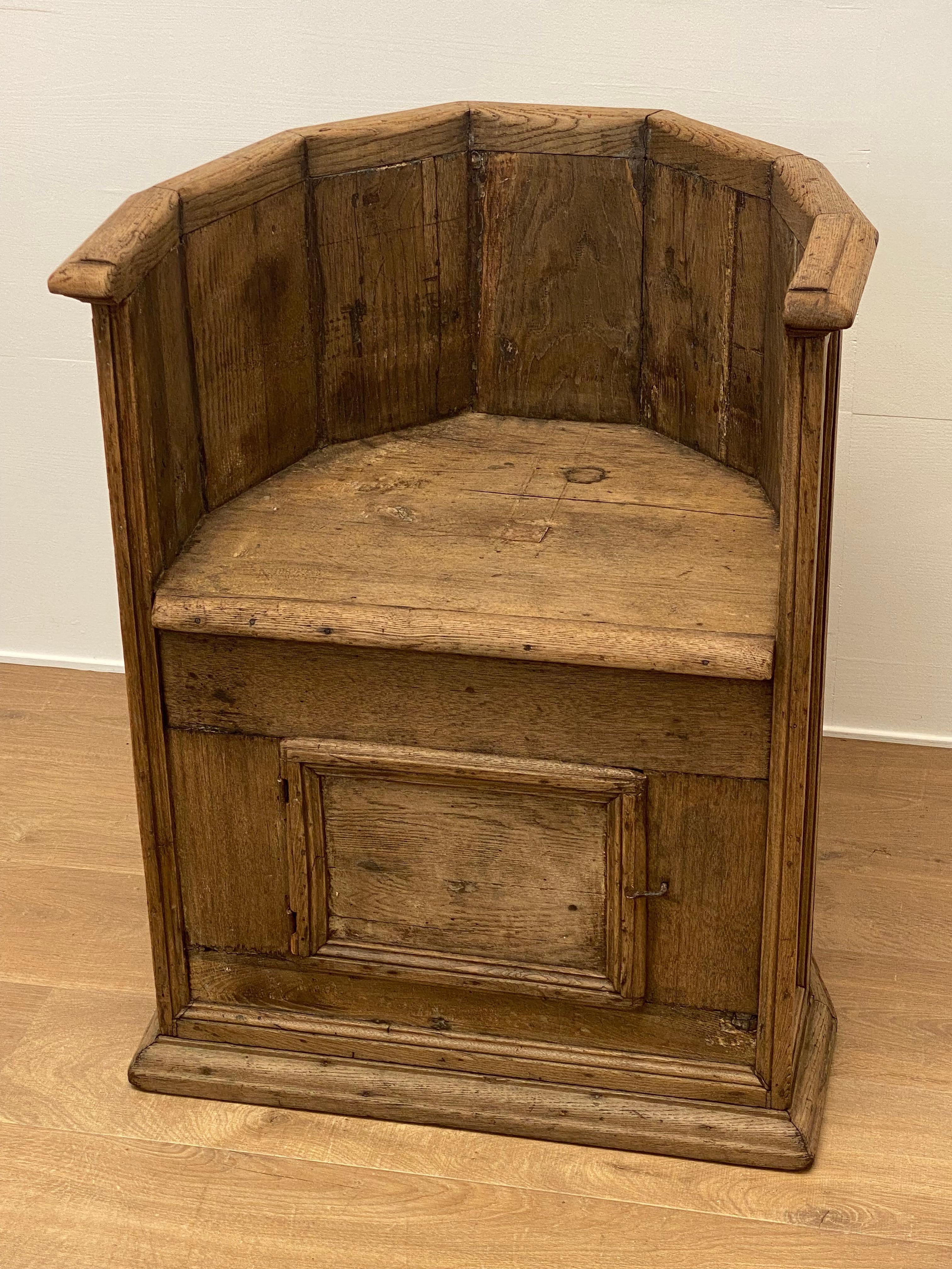 Antique Italian Chair in a bleached Oak In Excellent Condition For Sale In Schellebelle, BE