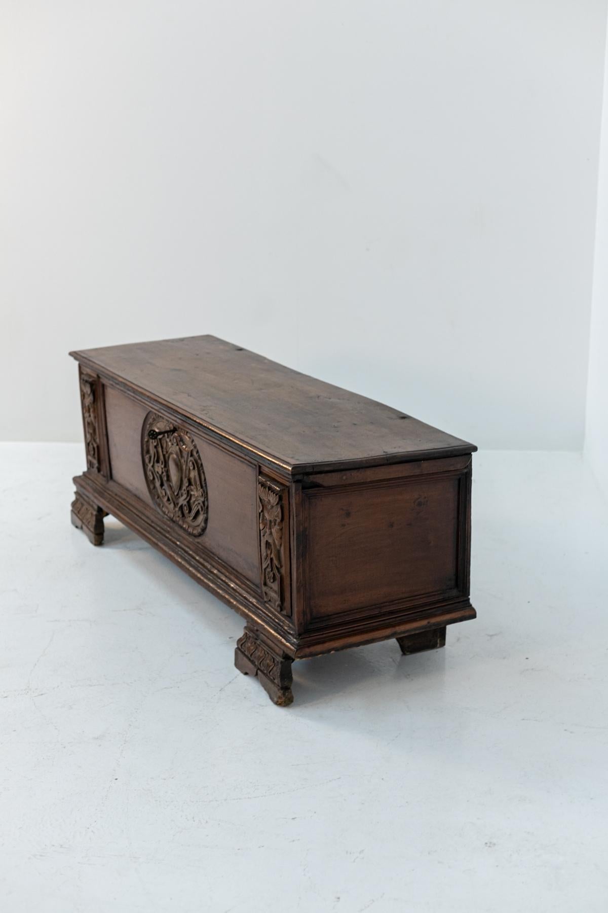 Antique Italian Chest of Drawer Tuscan in Walnut Wood 10