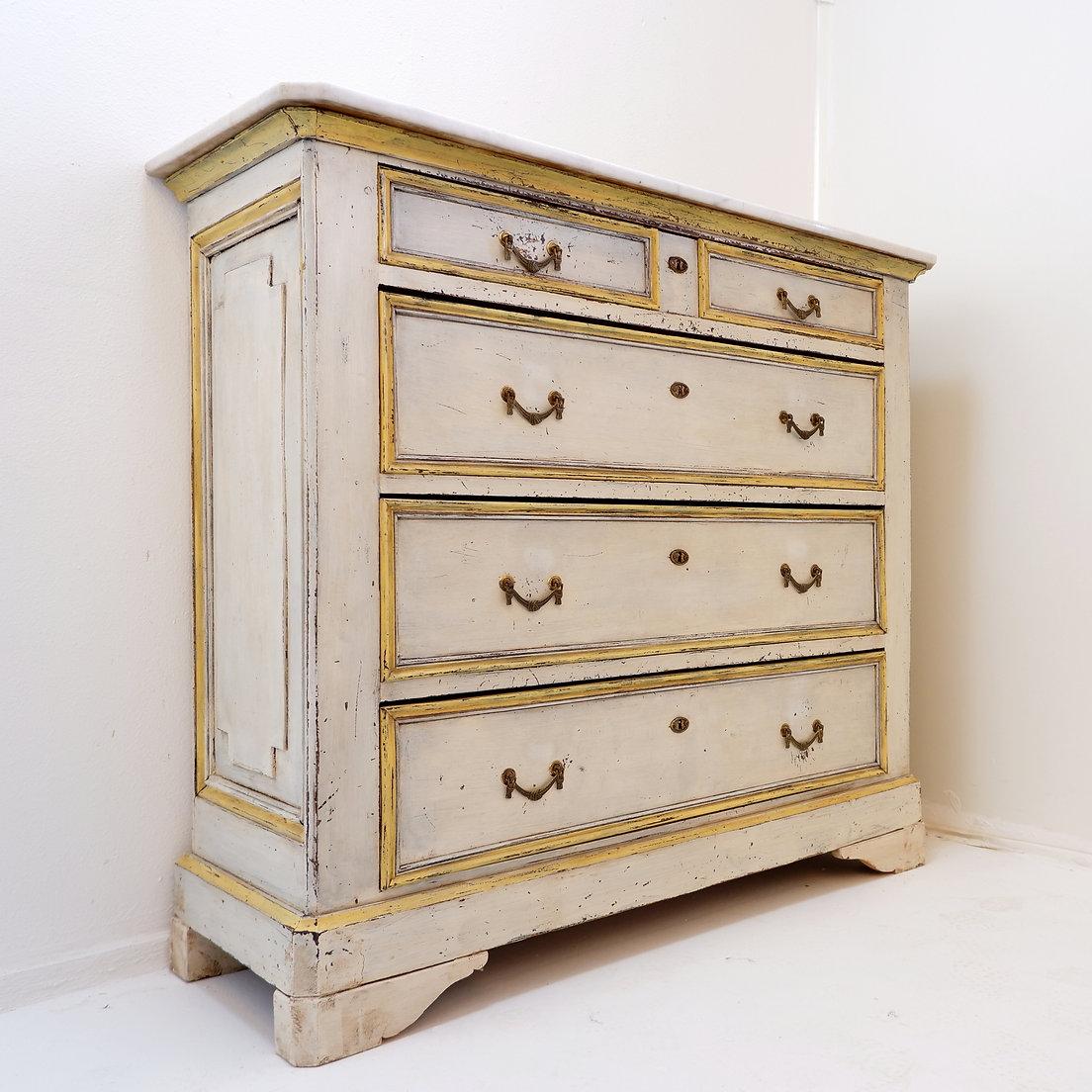 Antico - Decorazione - XIX
Ha cinque cassetti e la vernice originale. La sua particolarità risiede nel colore originale, che presenta un'autentica patina e un aspetto invecchiato che gli conferiscono un carattere unico.
Cassettone in rovere dipinto