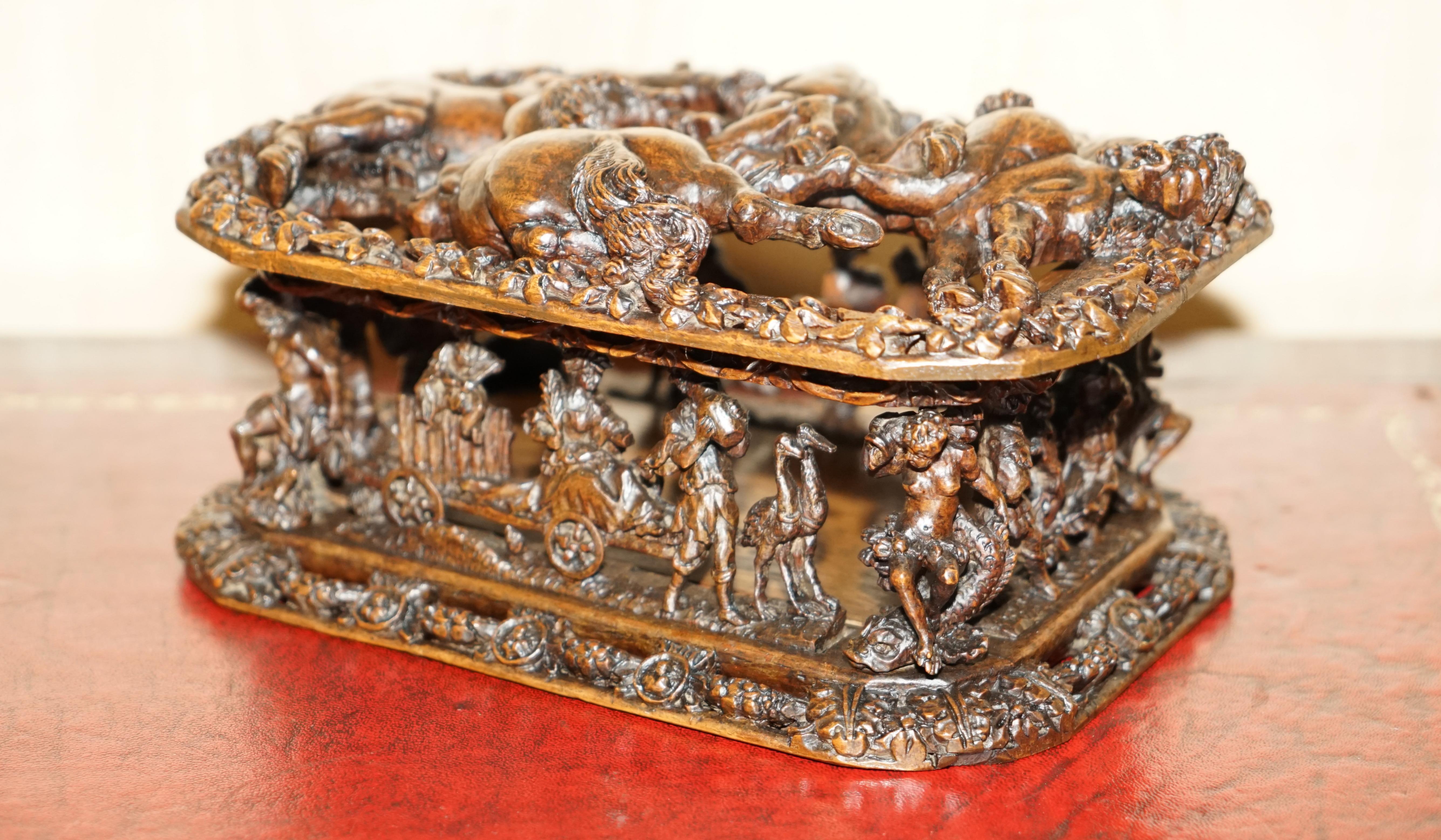 Royal House Antiques

The House Antiques a le plaisir d'offrir à la vente cette boîte italienne ancienne absolument exquise, sculptée à la main et représentant des chevaux étalons, vers 1840.

Une très belle pièce bien faite, sculptée à la main sur