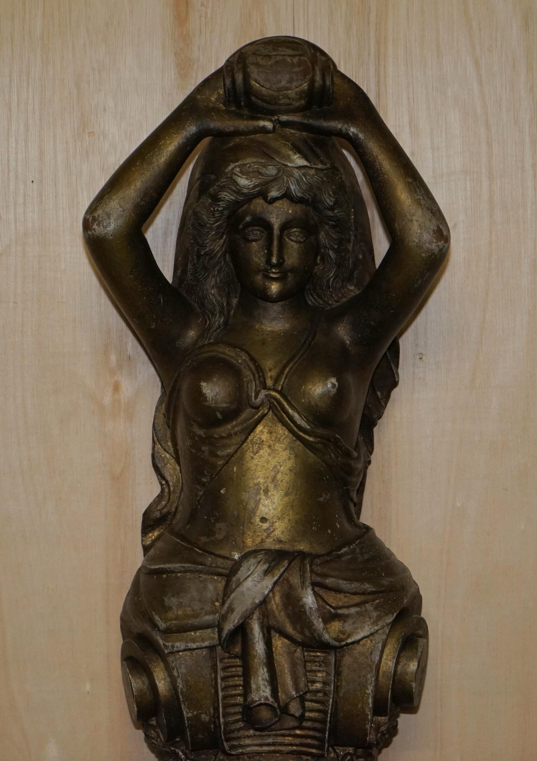 Royal House Antiques

Royal House Antiques freut sich, diese schöne, um 1880 handgeschnitzte Karyatidenstatue aus vergoldetem Holz zum Verkauf anzubieten. 

Bitte beachten Sie die Liefergebühr aufgeführt ist nur ein Leitfaden, es deckt innerhalb der