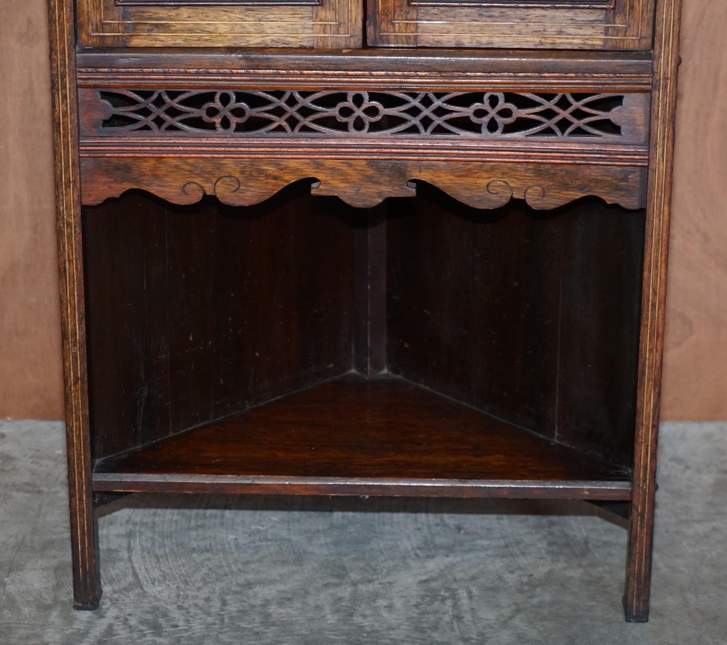 Ancienne armoire d'angle italienne datant d'environ 1880 en bois dur, marqueterie de buis et miroir à l'arrière en vente 4