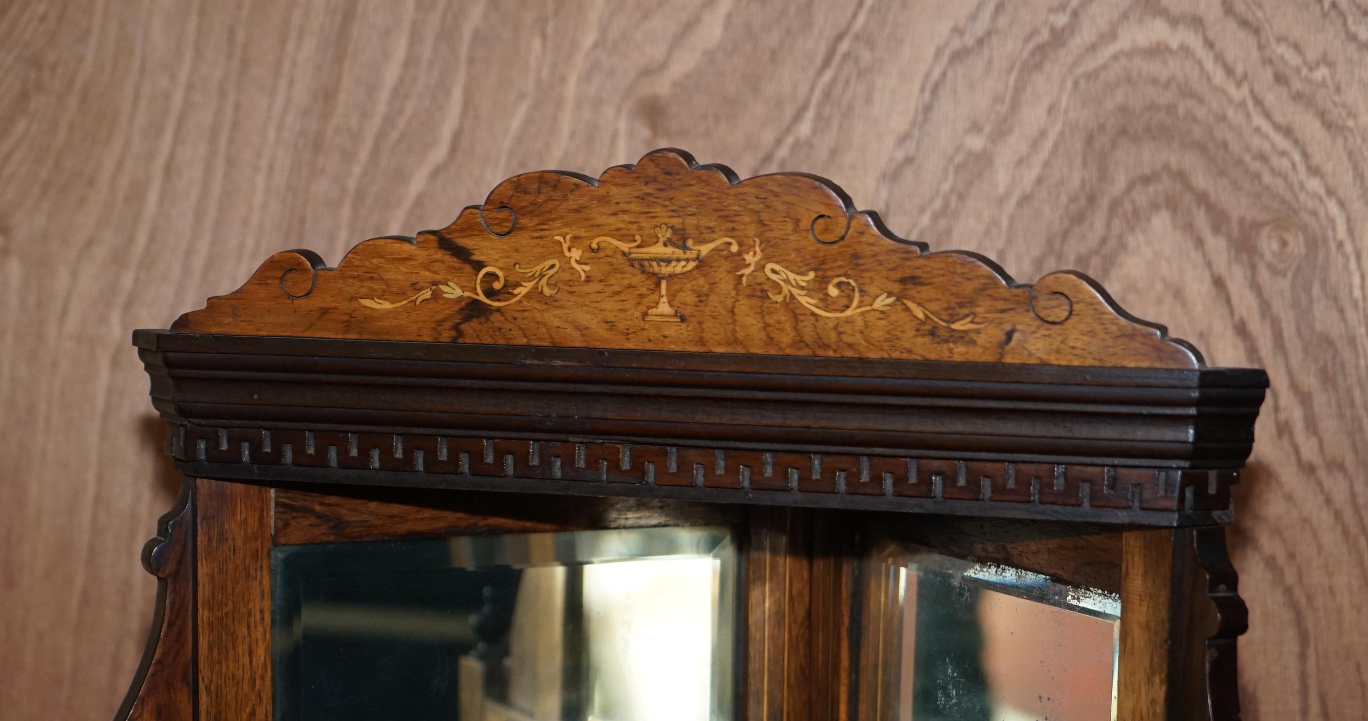 Fait main Ancienne armoire d'angle italienne datant d'environ 1880 en bois dur, marqueterie de buis et miroir à l'arrière en vente