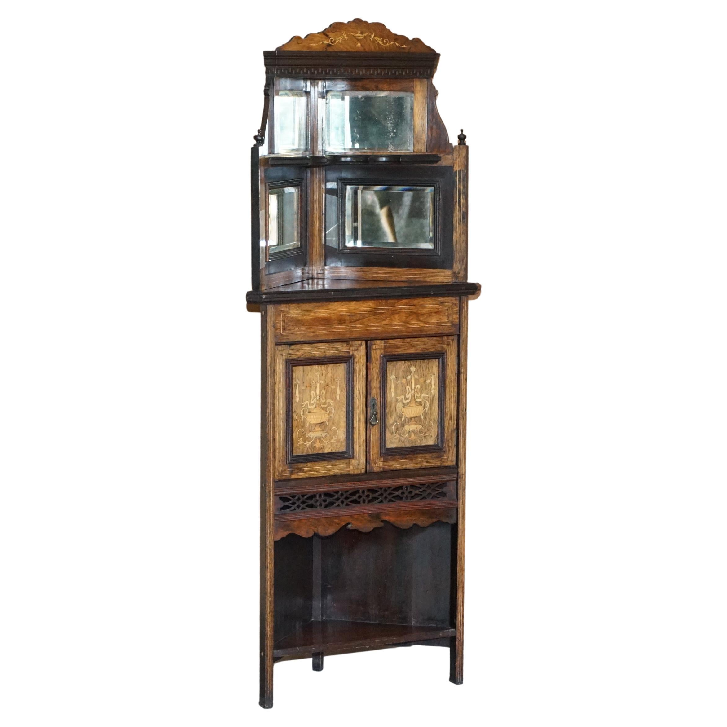 Ancienne armoire d'angle italienne datant d'environ 1880 en bois dur, marqueterie de buis et miroir à l'arrière en vente