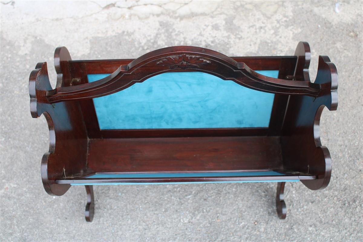 Porte-revues classique italien ancien en noyer sculpté avec nénuphar en velours bleu florentin Bon état - En vente à Palermo, Sicily