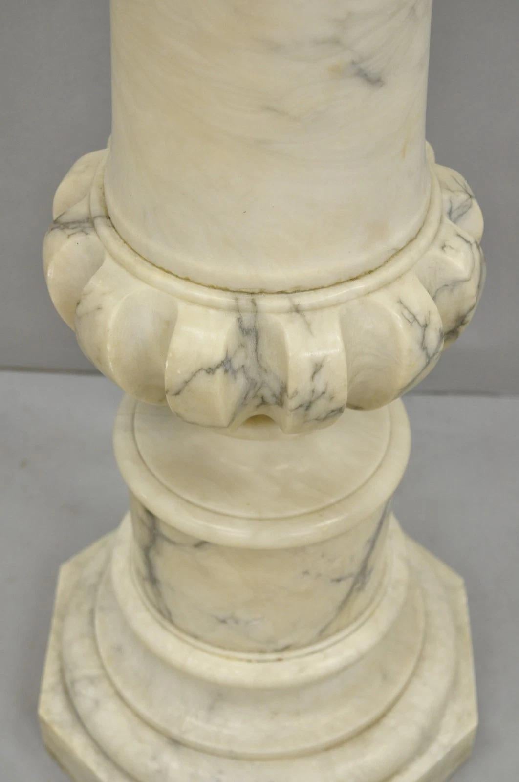 Antike italienische klassische geschnitzte Marmorsäule Empire Pedestal Büste Stand (Unbekannt) im Angebot