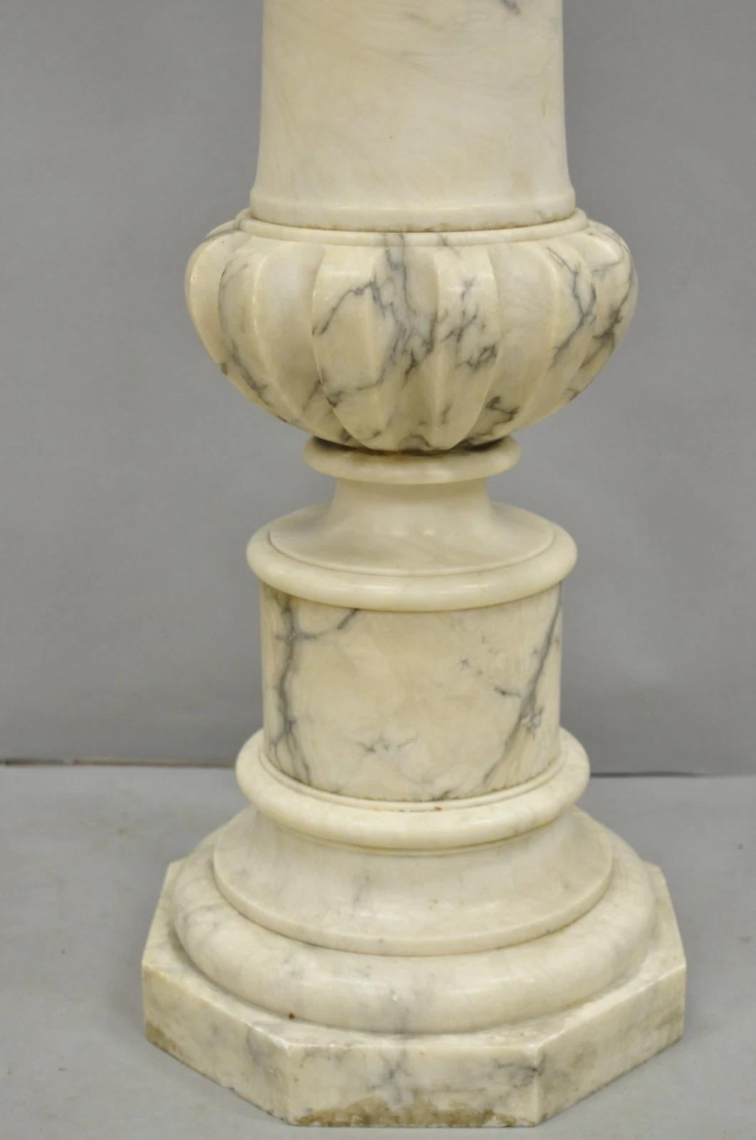 Antike italienische klassische geschnitzte Marmorsäule Empire Pedestal Büste Stand im Zustand „Gut“ im Angebot in Philadelphia, PA