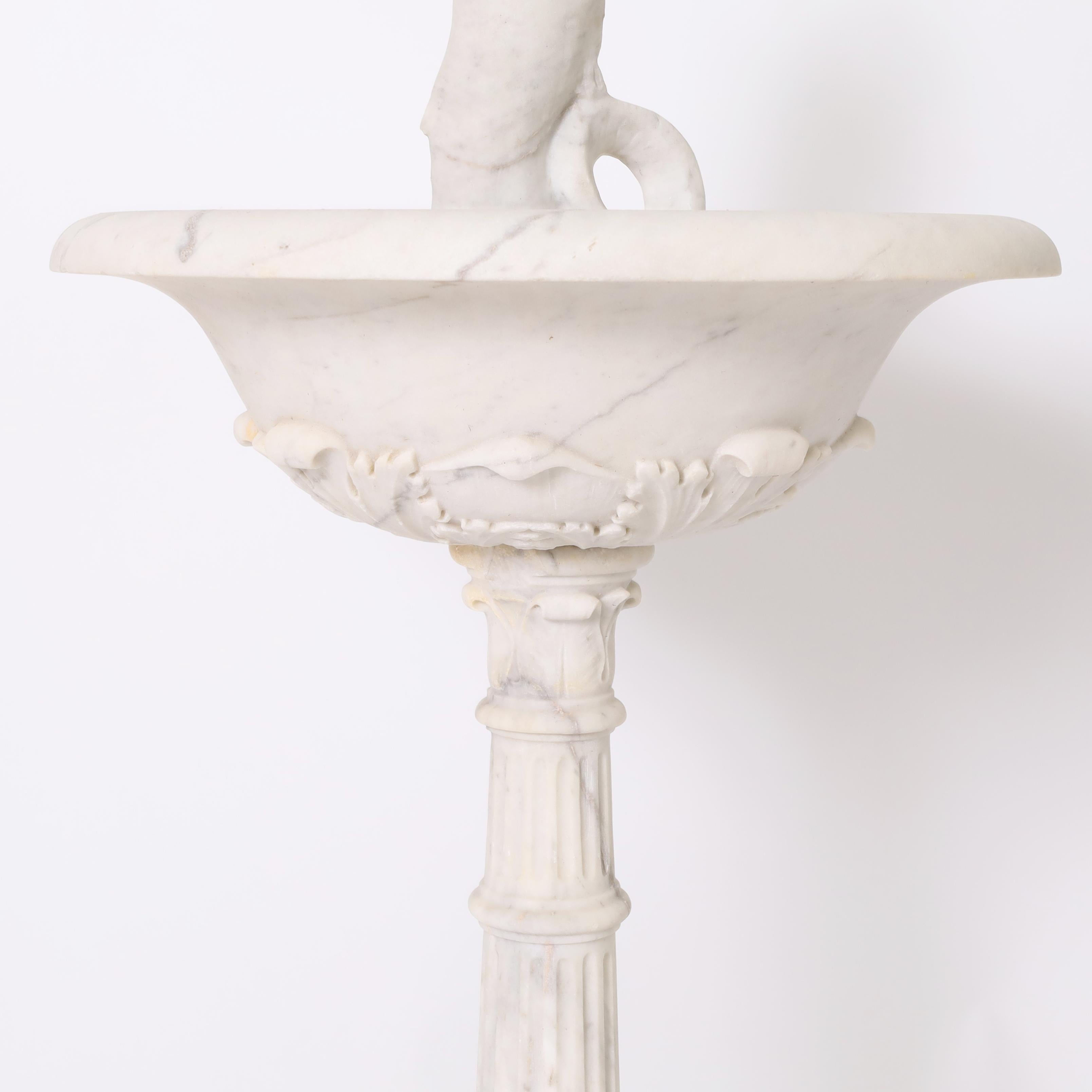 Sculpté à la main Ancienne fontaine italienne classique en marbre en vente