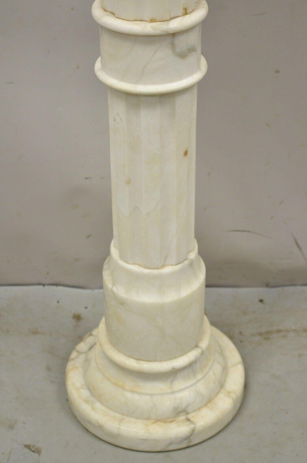 Antiker italienischer klassischer Stil weiße Marmorsäule runder Pedestal Pflanzenständer (20. Jahrhundert) im Angebot