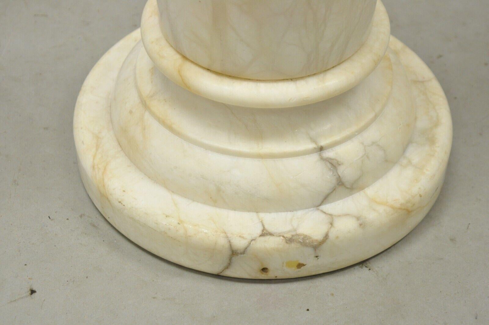 Antiker italienischer klassischer Stil weiße Marmorsäule runder Pedestal Pflanzenständer im Angebot 1
