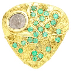 Antiguo broche de oro de 18 quilates firmado con una moneda italiana