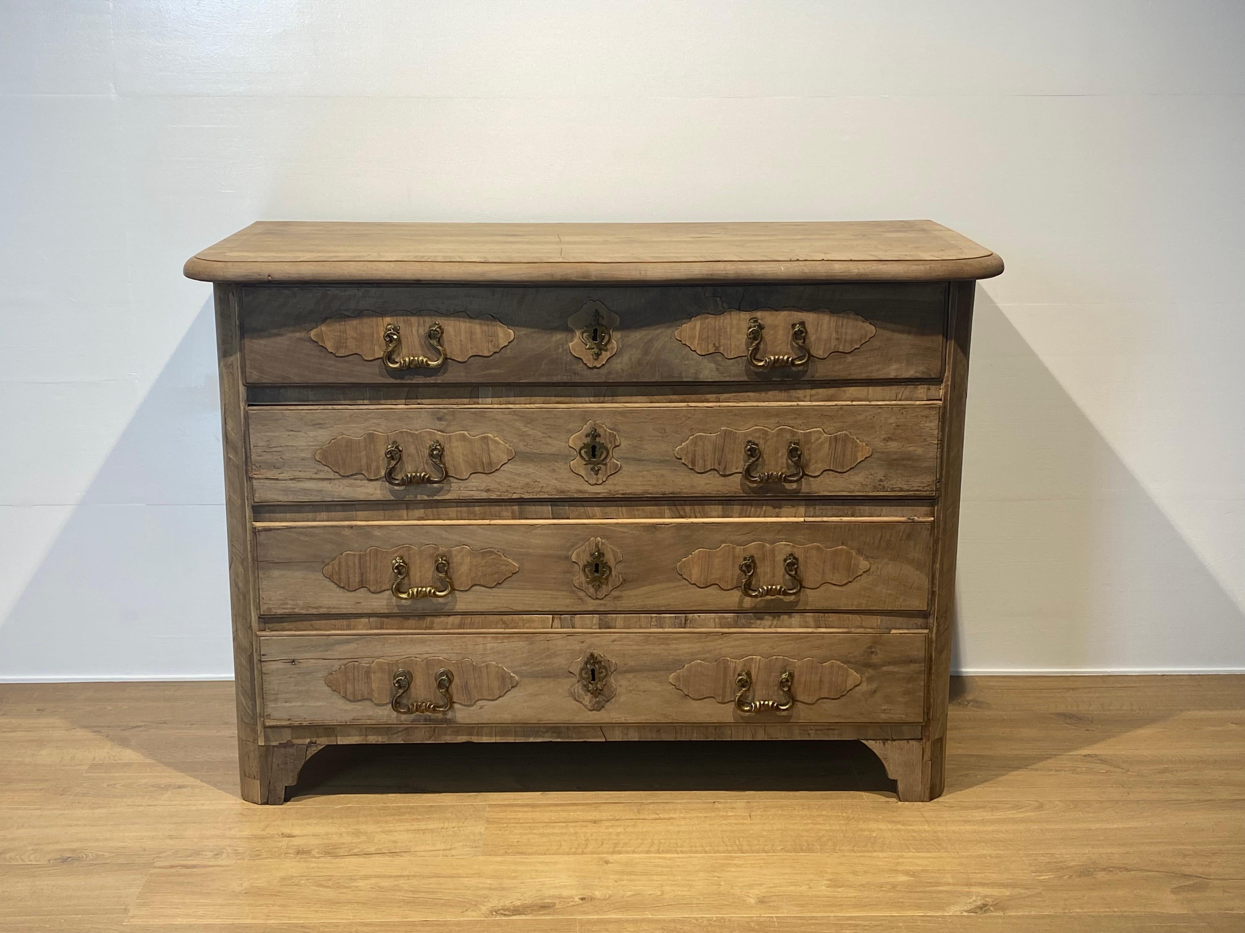 Elegant antique Italian Commode in a beautiful bleached Walnut,
from the Tuscany Region, 18 th Century,Italy,
the chest of drawers has a simple but elegant and refined design,
original ironwork, the table top is in a sumptuous Walnut wood,
beautiful