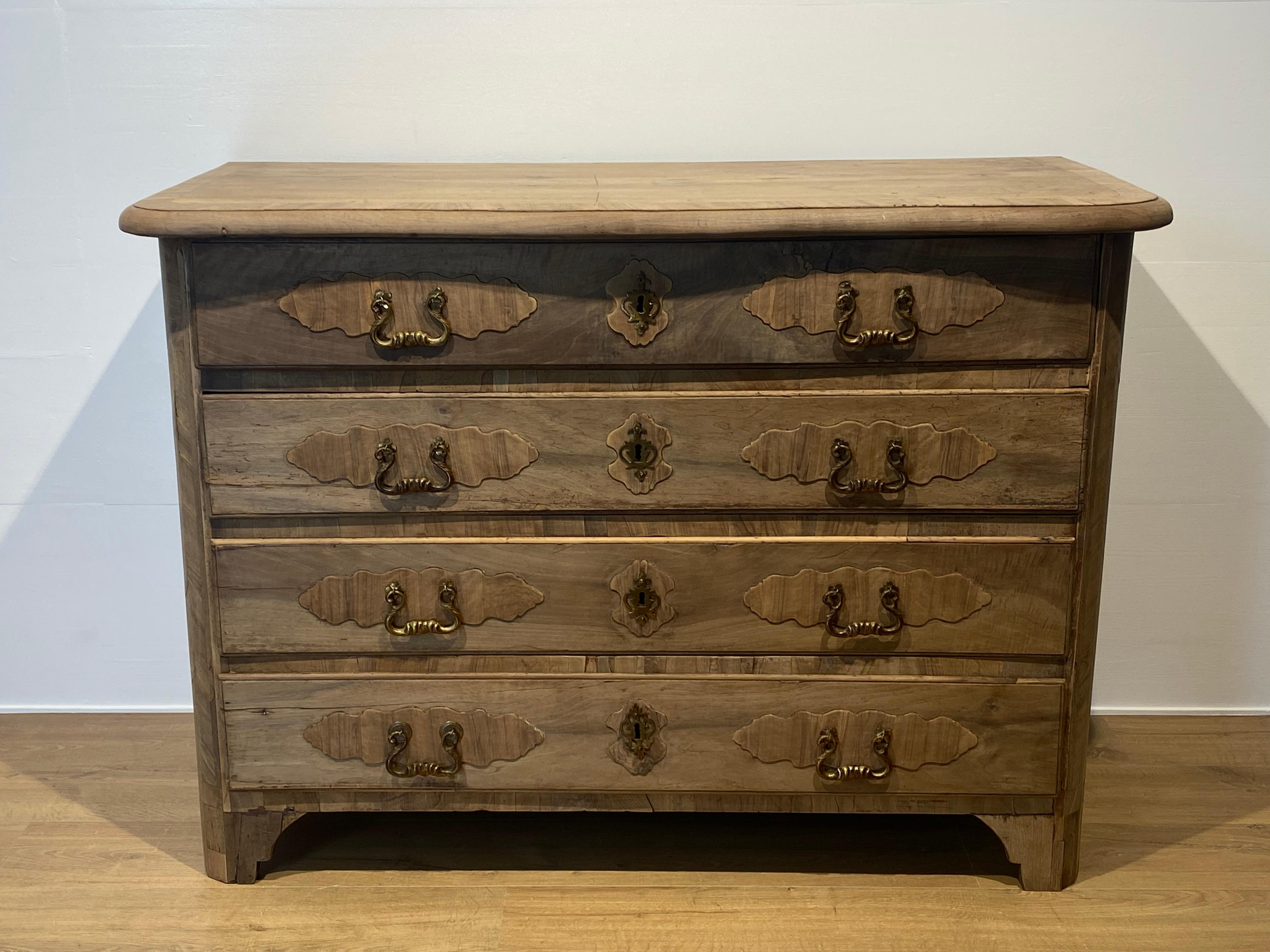 Antique Italian Commode in bleached Walnut In Excellent Condition For Sale In Schellebelle, BE