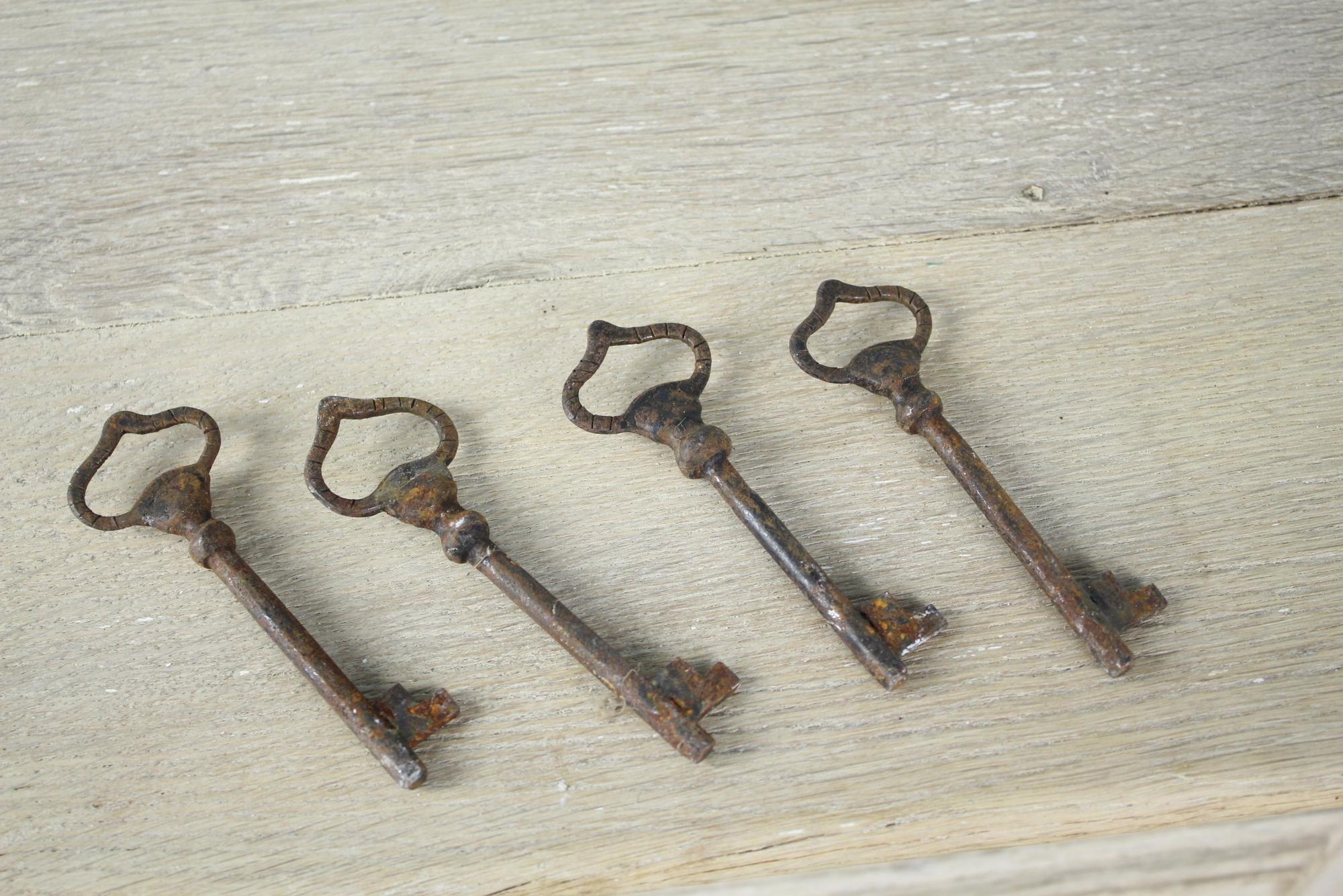 Antike italienische Kommode oder Server mit Original-Tropfengriffen und Schlüsseln 7