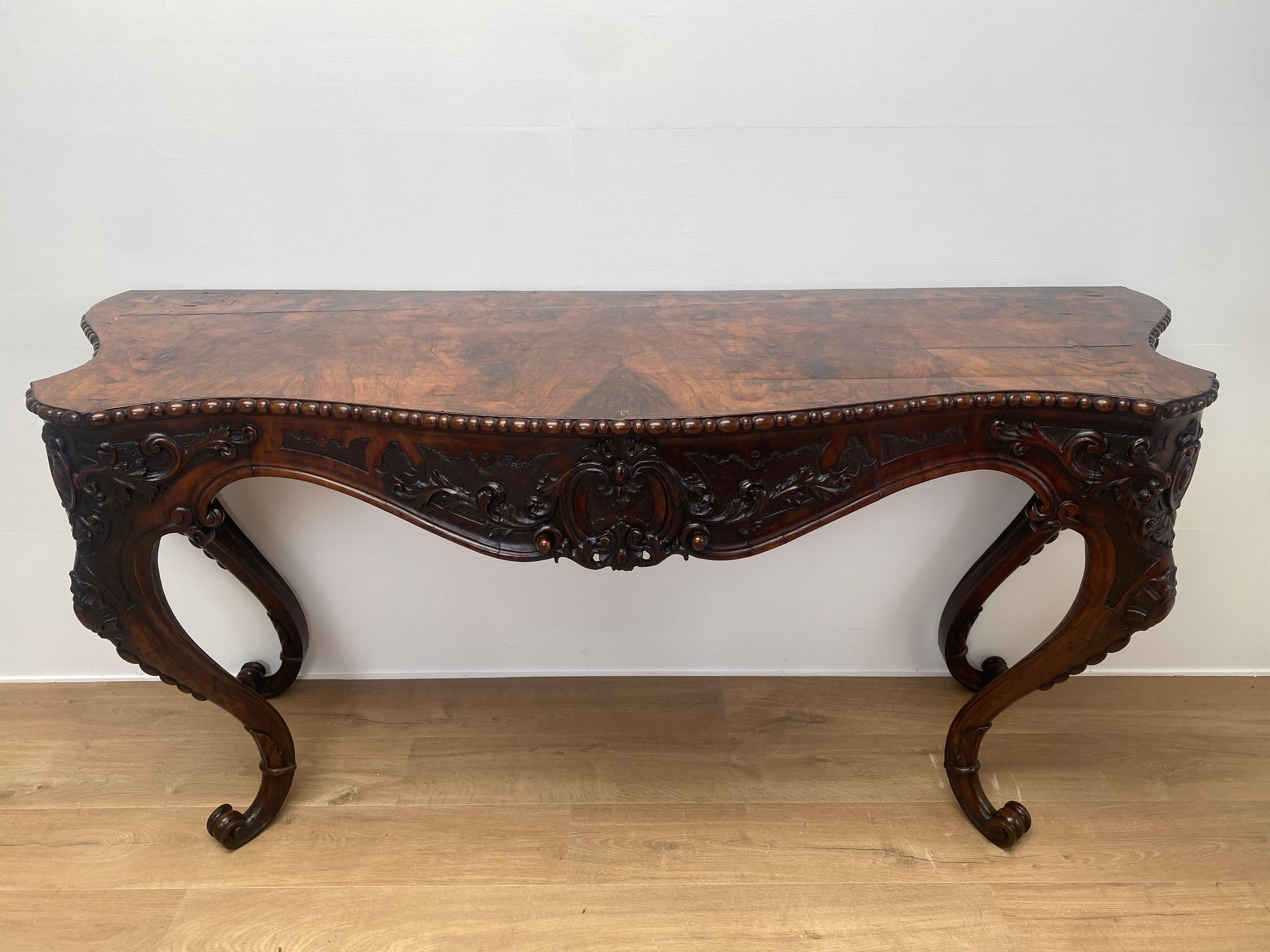 Very elegant and richly carved Console in Burr Walnut,
from Italy,Rome around 1820,
fine,sohisticated carvings and decorations,
elegant cabriole legs, warm and worn finish