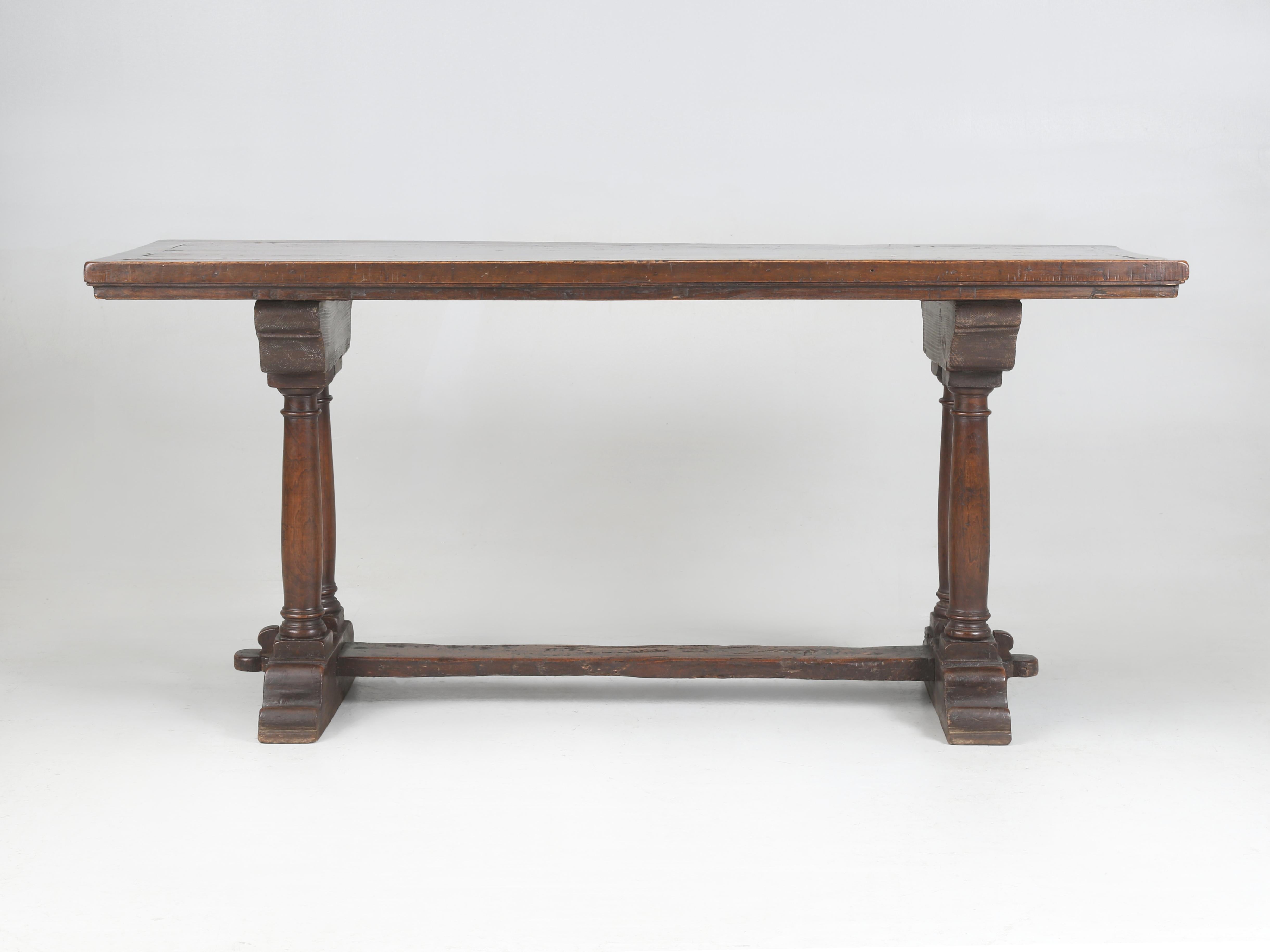 Ancienne table console ou table de salle italienne datant du milieu des années 1700 et qui semble être en très, très bon état d'origine. Une patine absolument incroyable, vieille de 250 ans, qui n'a pas été améliorée par un marchand, mais plutôt une