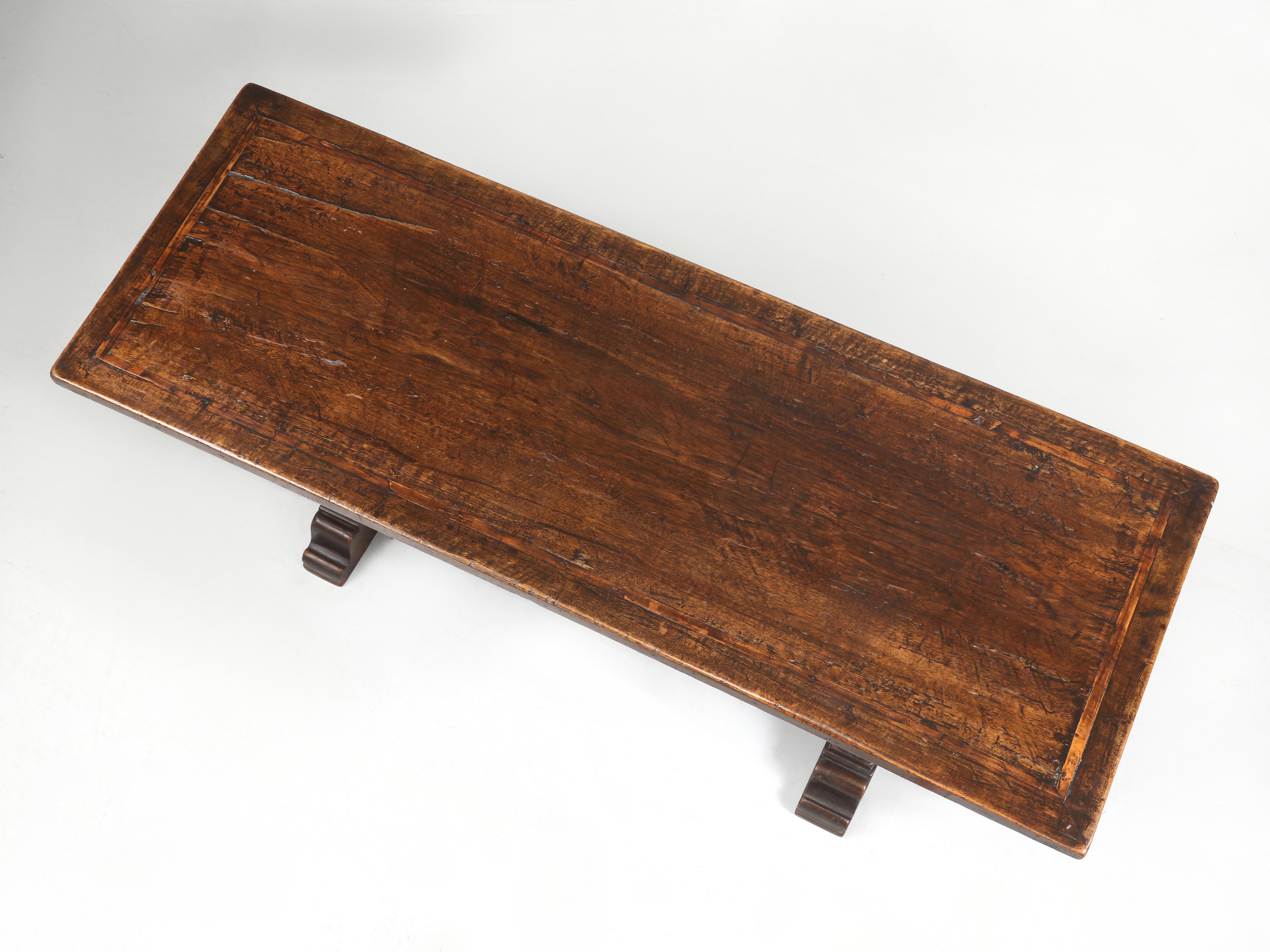 Sculpté à la main Ancienne table console ou table d'entrée italienne très patinée, datant du milieu des années 1700 en vente