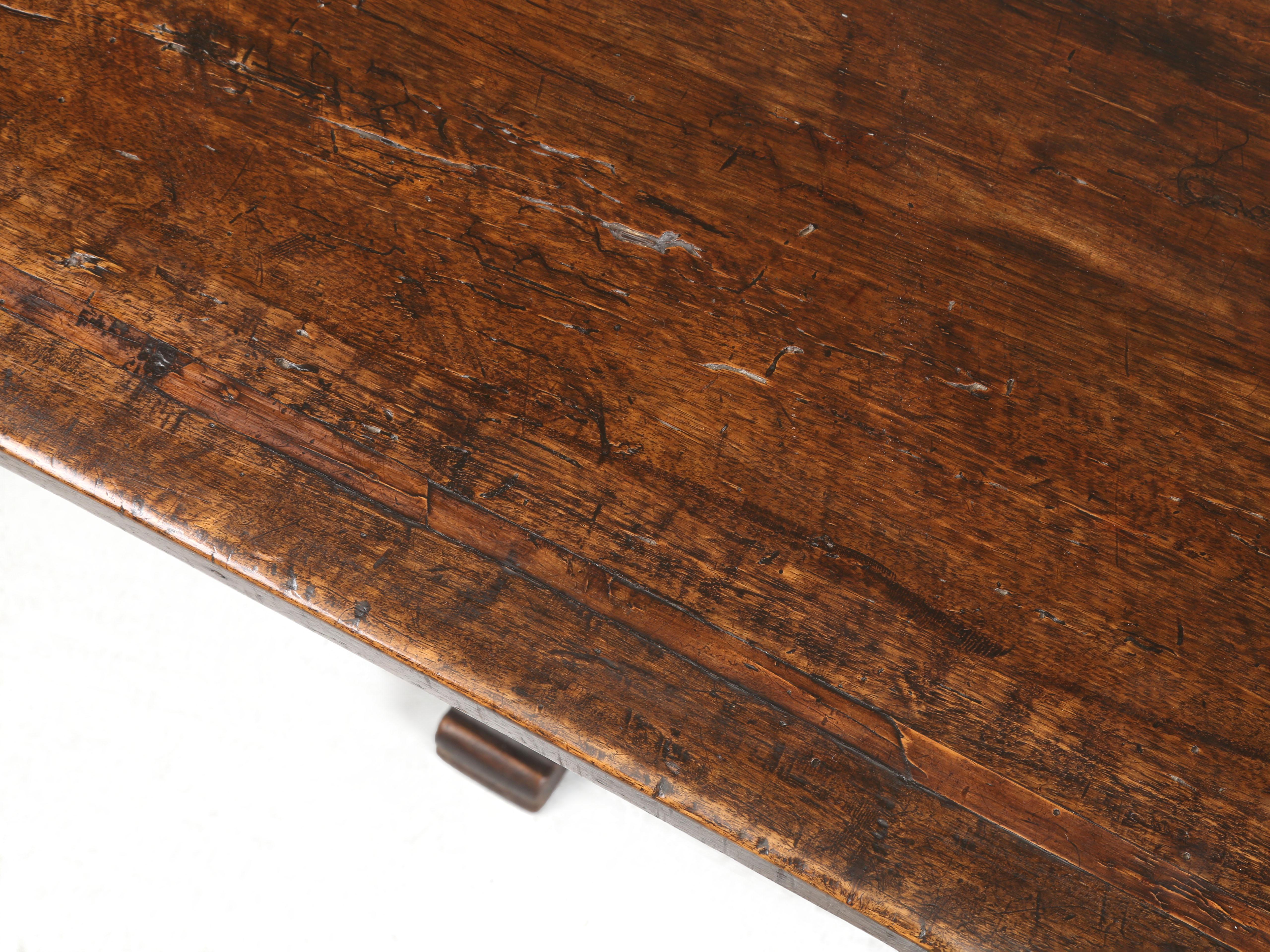 Ancienne table console ou table d'entrée italienne très patinée, datant du milieu des années 1700 Bon état - En vente à Chicago, IL
