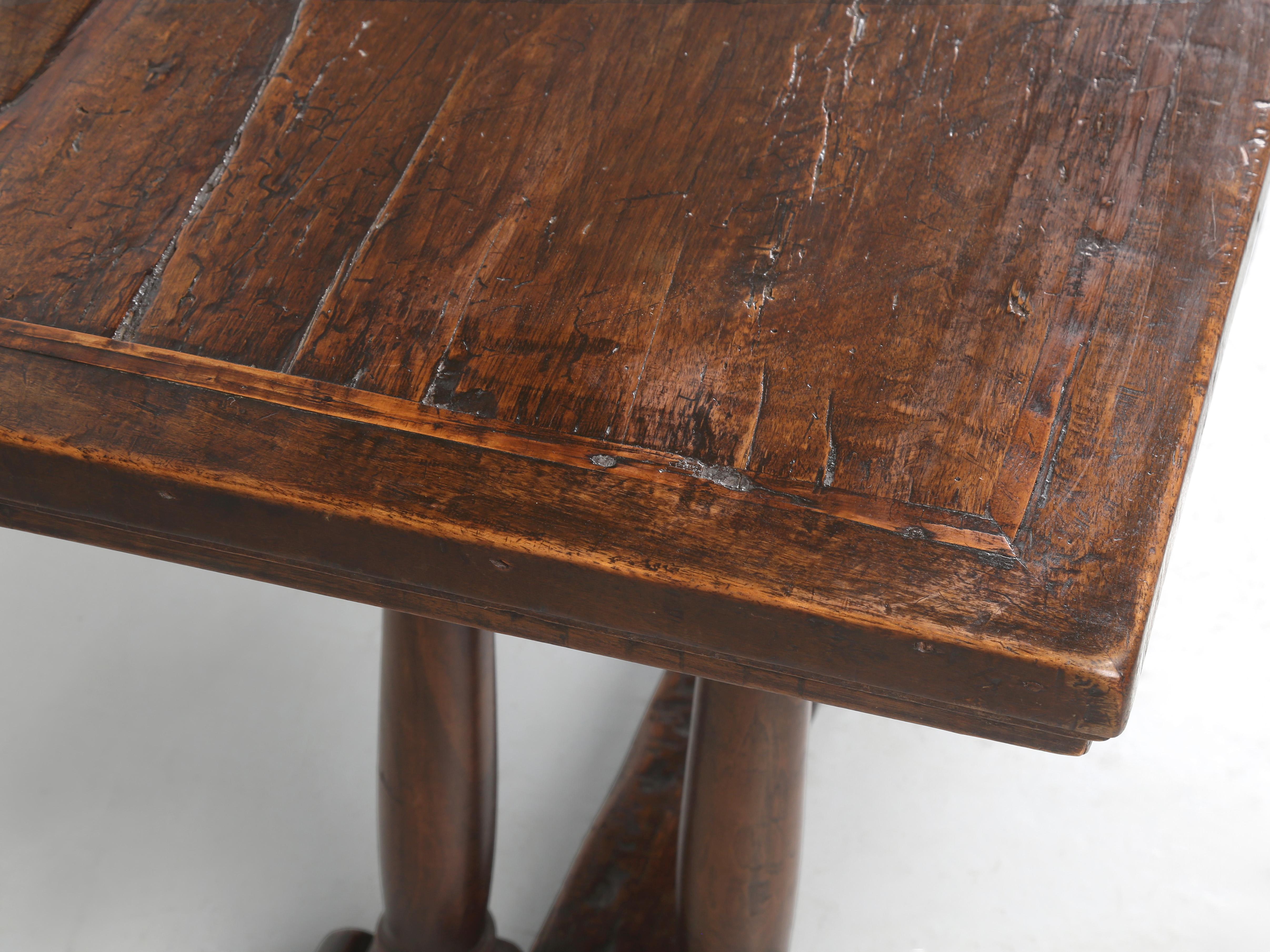 Milieu du XVIIIe siècle Ancienne table console ou table d'entrée italienne très patinée, datant du milieu des années 1700 en vente