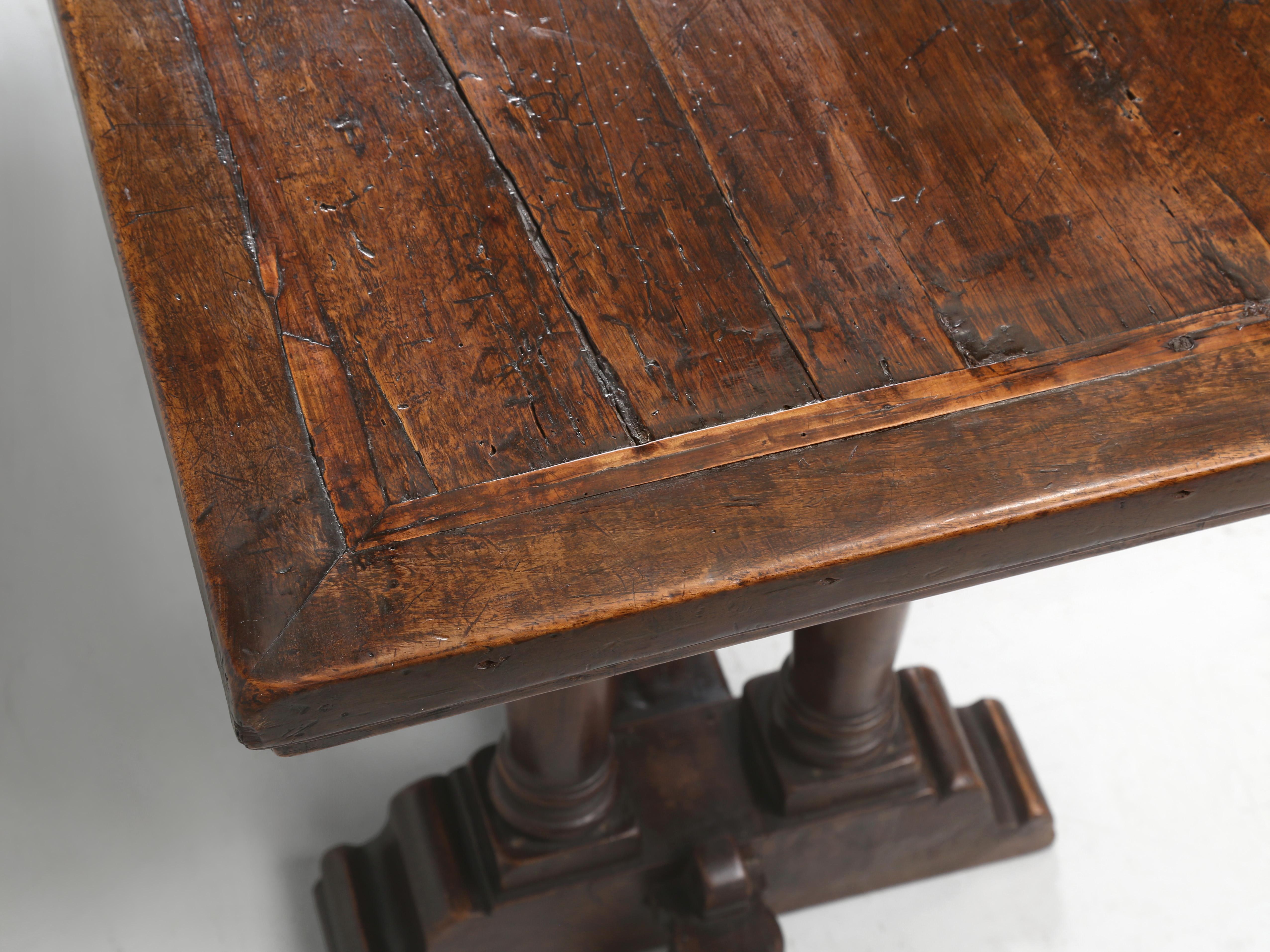 Chêne Ancienne table console ou table d'entrée italienne très patinée, datant du milieu des années 1700 en vente