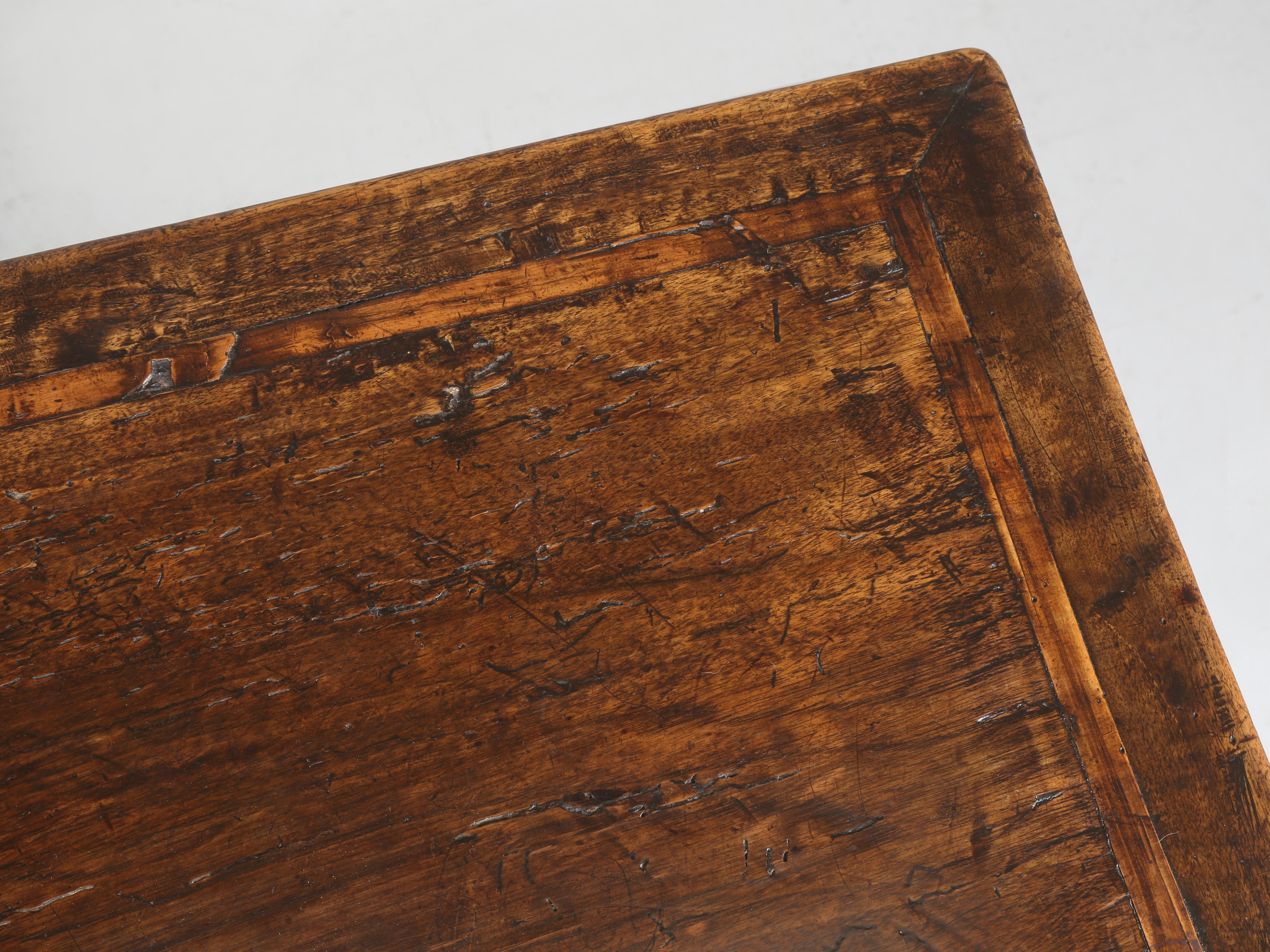 Ancienne table console ou table d'entrée italienne très patinée, datant du milieu des années 1700 en vente 1