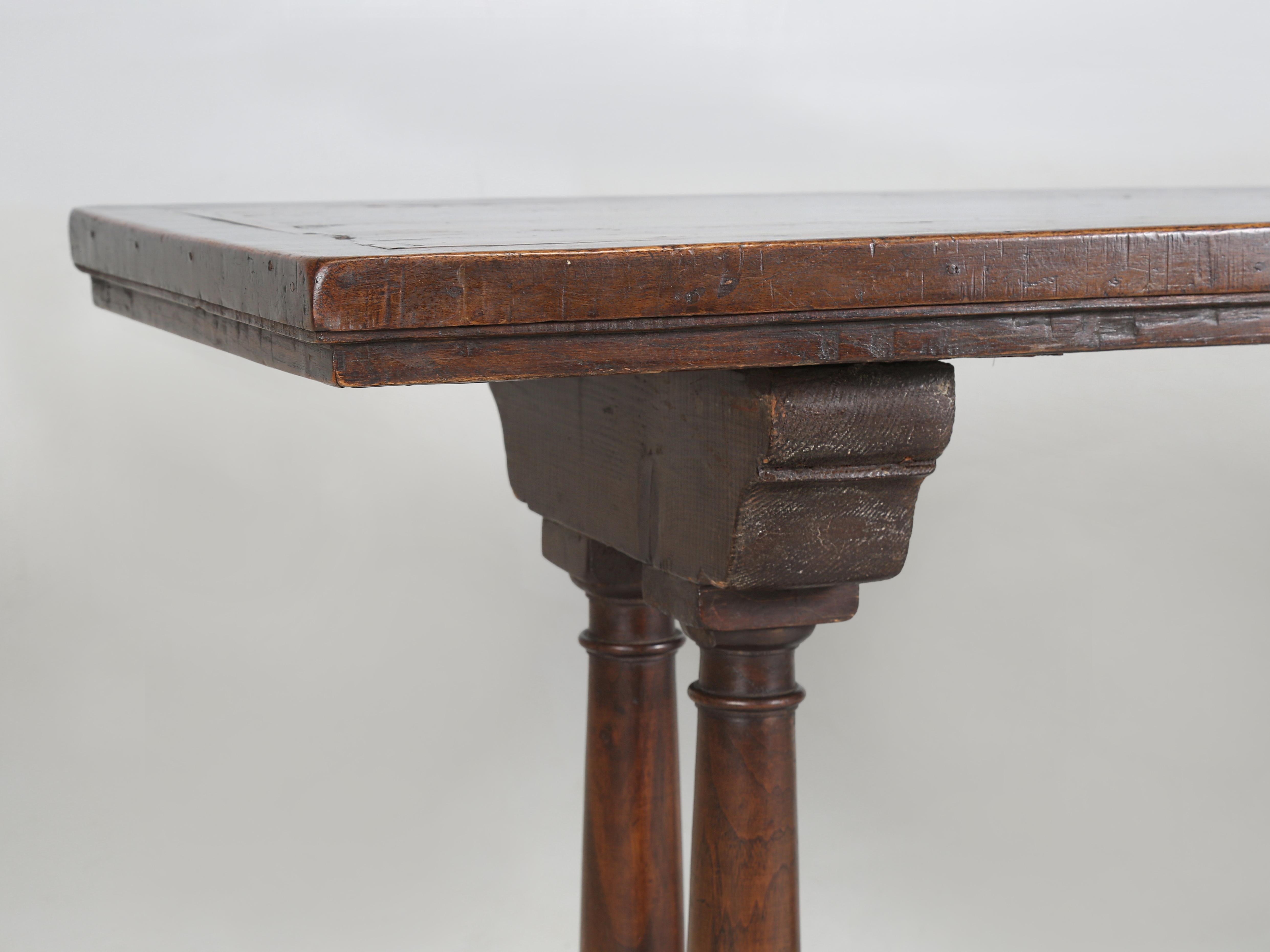 Ancienne table console ou table d'entrée italienne très patinée, datant du milieu des années 1700 en vente 2