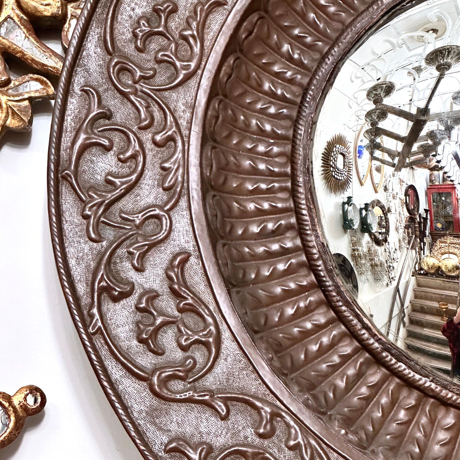 Ein italienischer Spiegel aus gehämmertem Kupfer mit konvexem Glas und originaler Patina, um 1900.

Abmessungen:
Durchmesser: 36