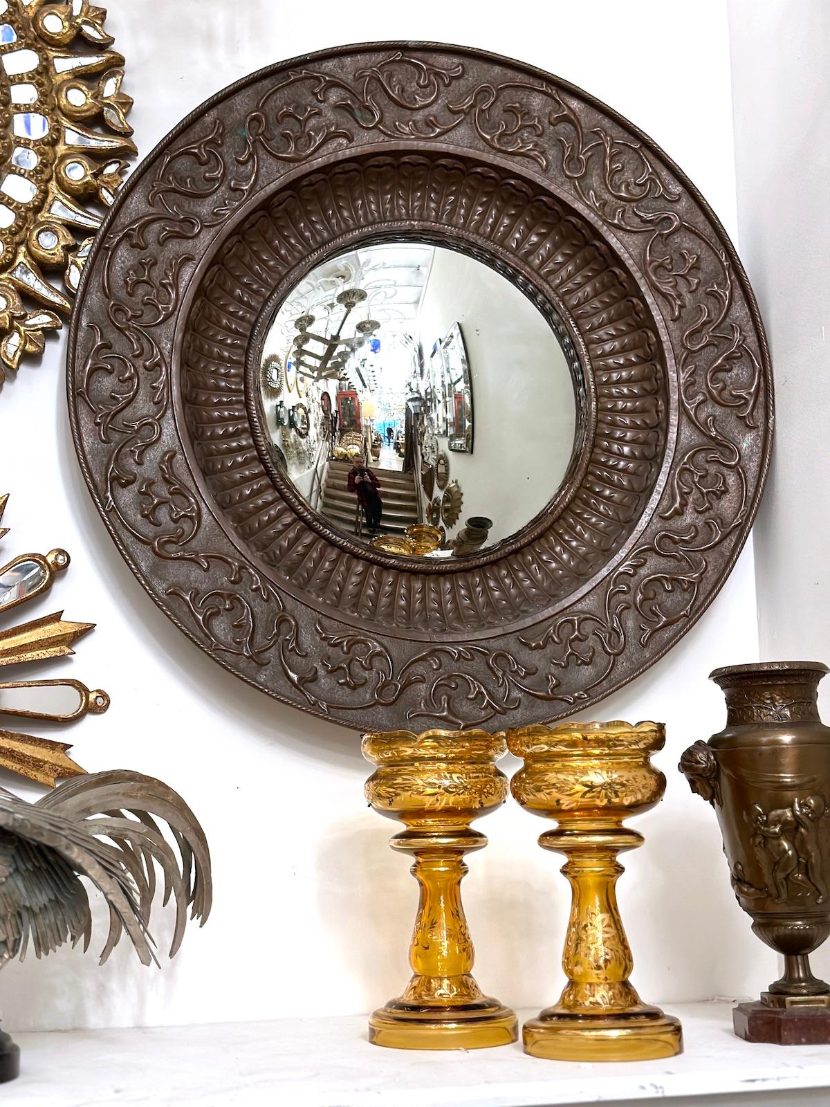 Antique Italian Convex Mirror In Good Condition For Sale In New York, NY