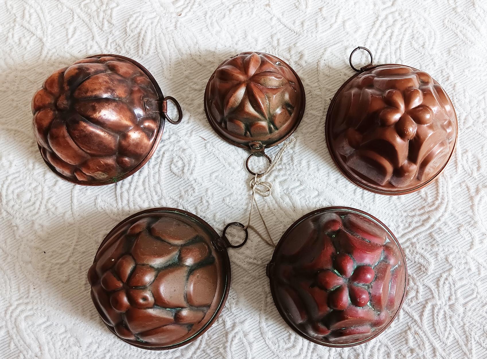 El precio es por el lote de 5 moldes

Cobre antiguo italiano  Moldes de cocina 
 Moldes de cobre ideales para colgar como adorno en una cocina rústica.
Moldes de cobre vintage con interior estañado

 moldes de cobre cocina; decoración de pared;
