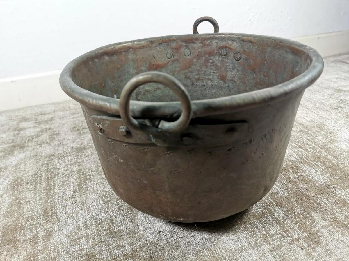 The copper pot or bucket was made in Italy in the early '800 in hand-hammered copper, the solid handles are joined to the edge by strong rivets, the used copper is of excellent quality. Typical 