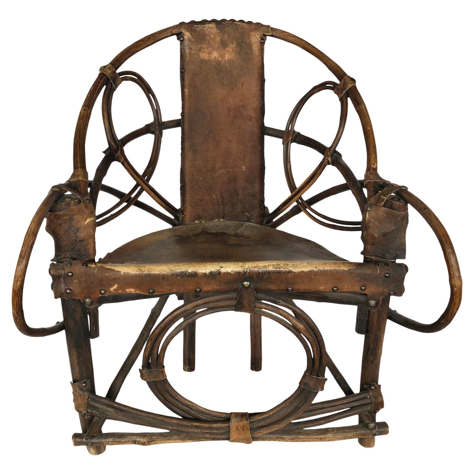 Antiker italienischer Stuhl mit Rindsleder-Akzent im Angebot